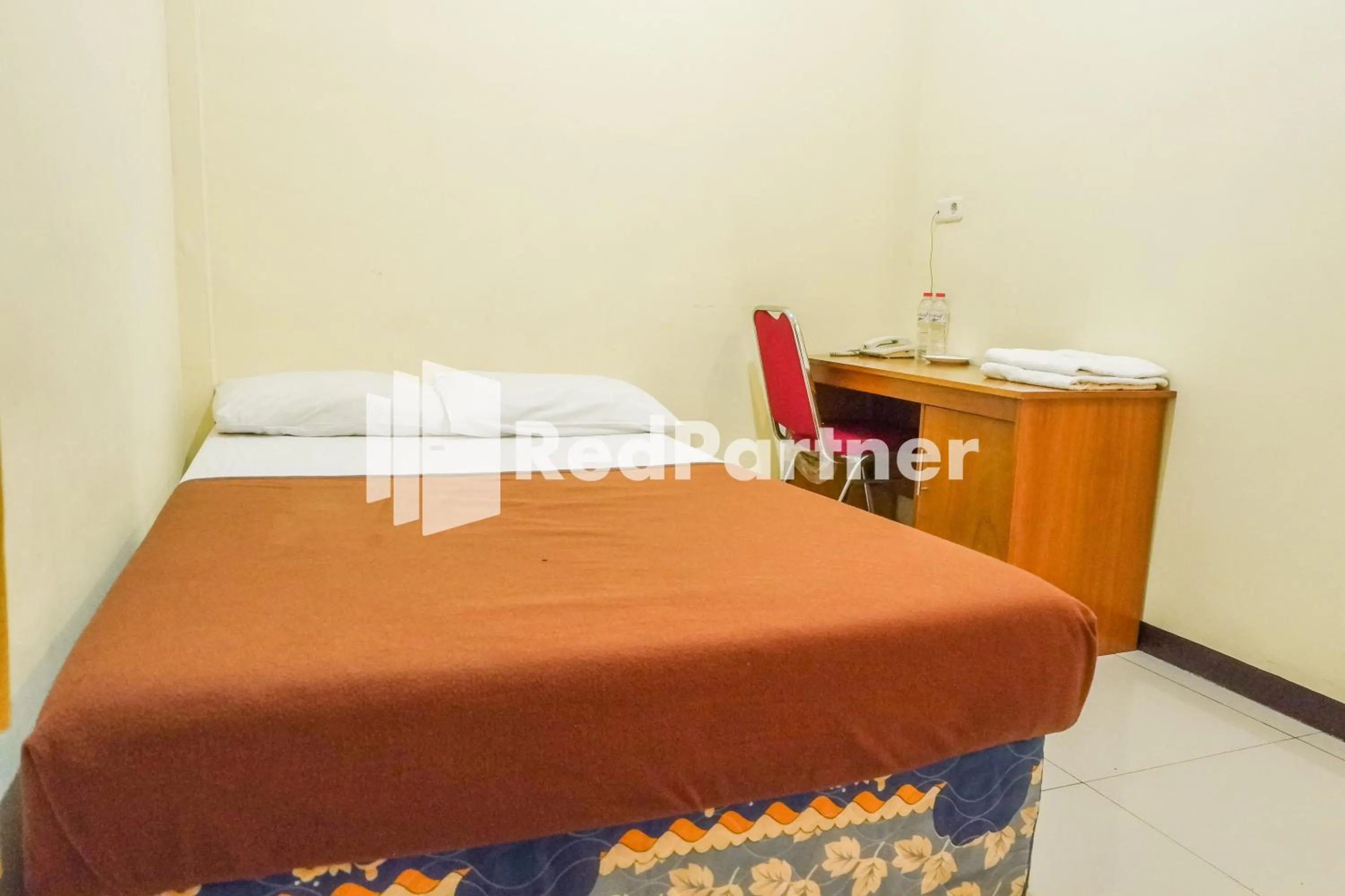 Bed in Grand Kembar Hotel Mitra RedDoorz