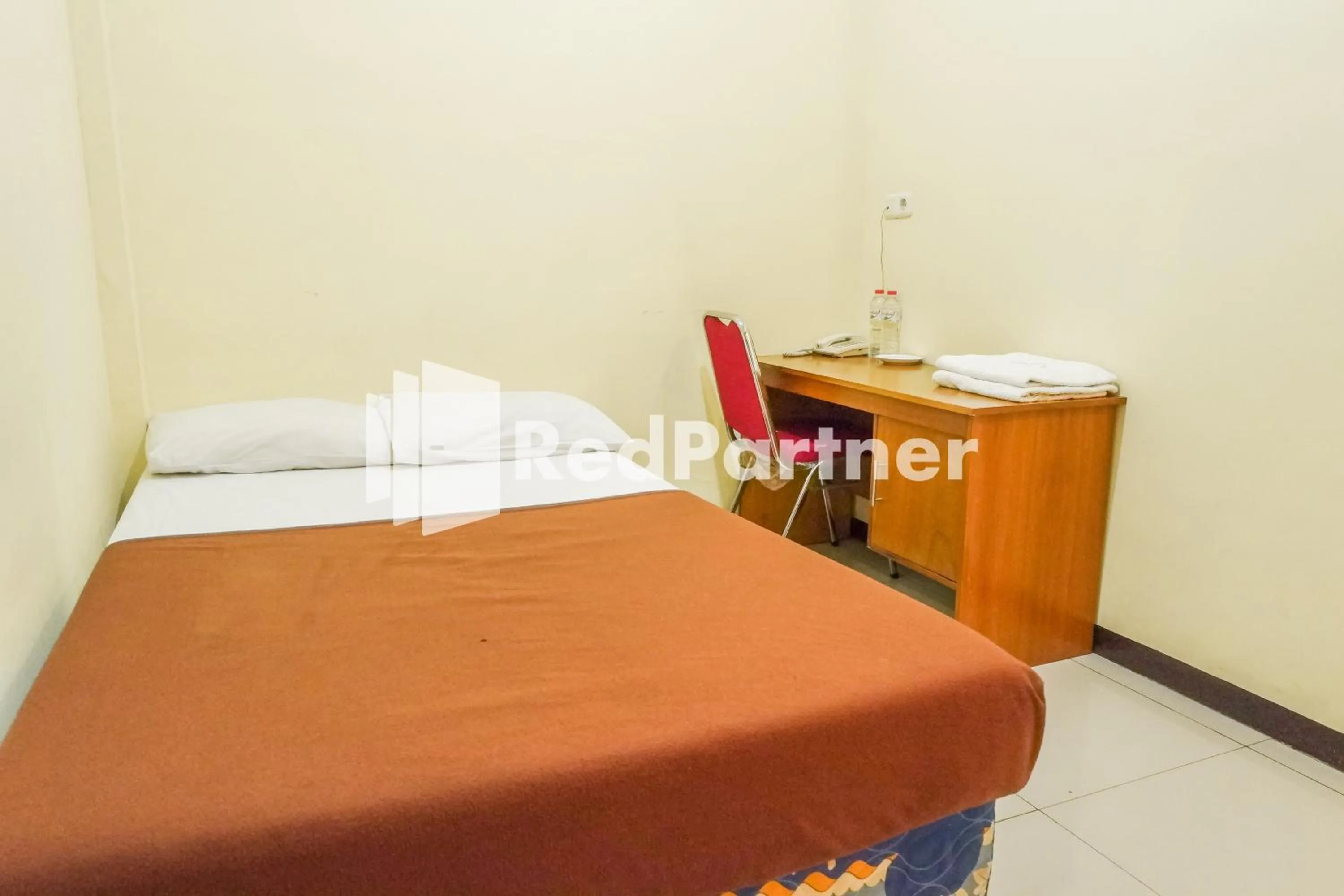 Bed in Grand Kembar Hotel Mitra RedDoorz