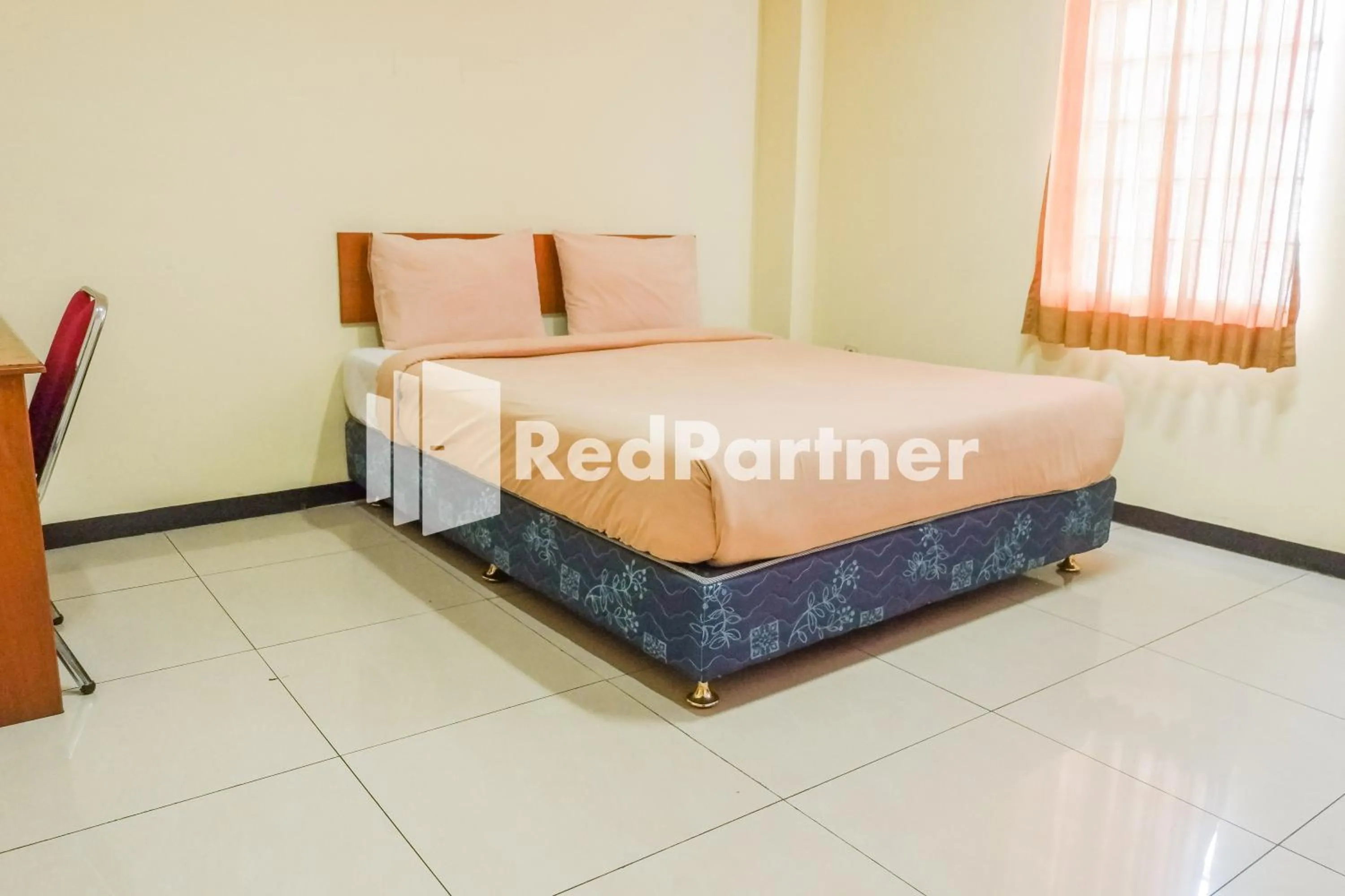 Bed in Grand Kembar Hotel Mitra RedDoorz