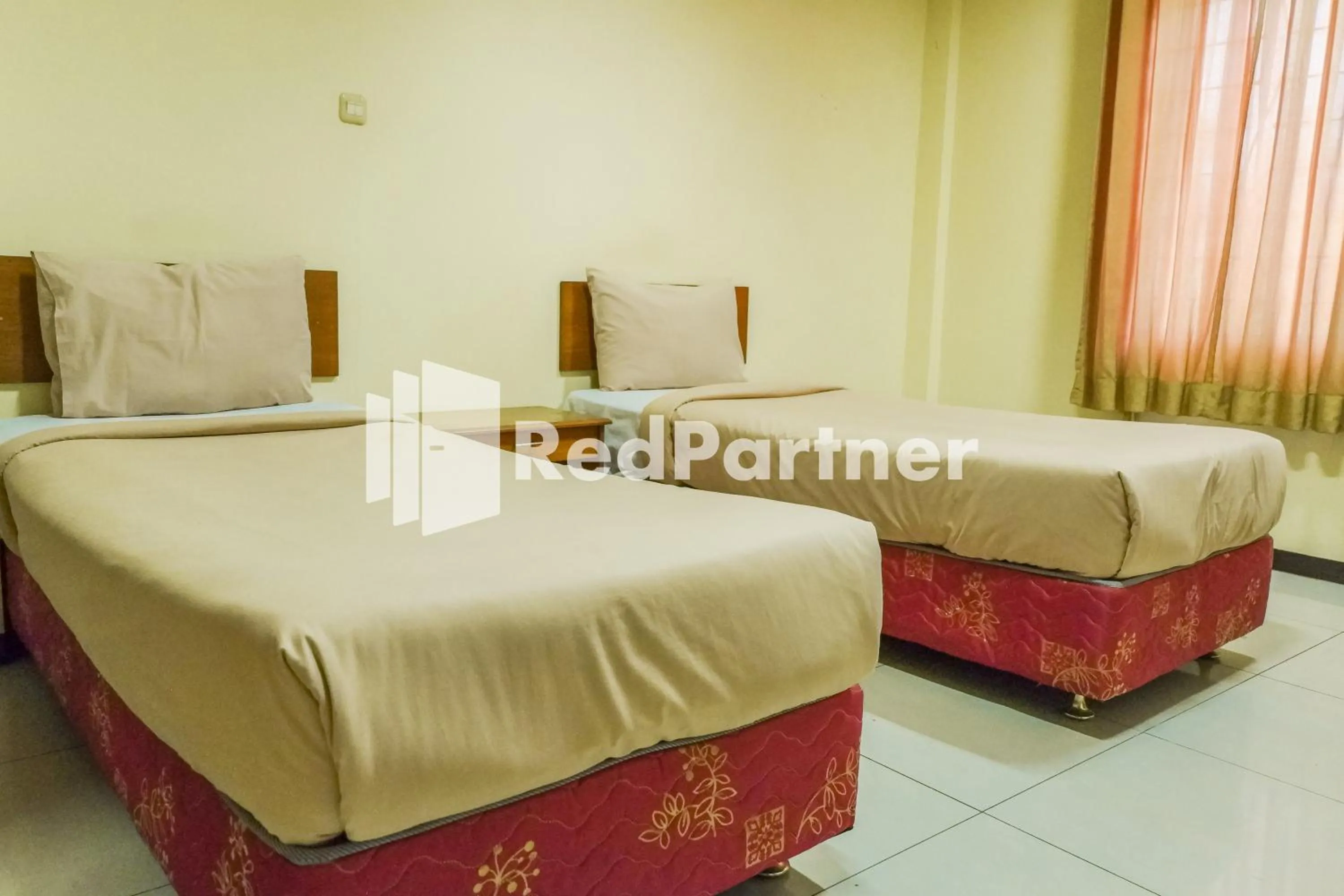 Bed in Grand Kembar Hotel Mitra RedDoorz
