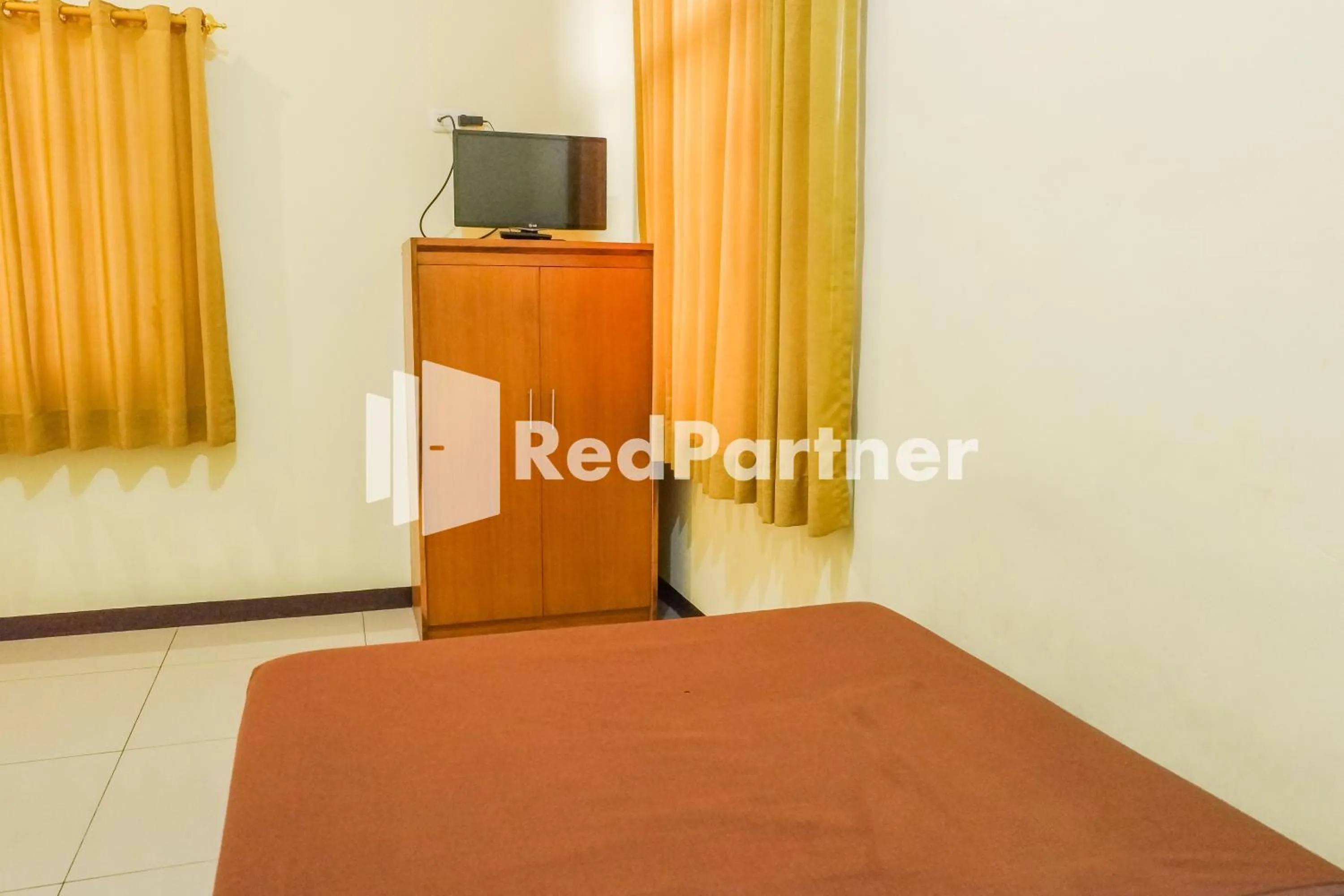 Bed in Grand Kembar Hotel Mitra RedDoorz