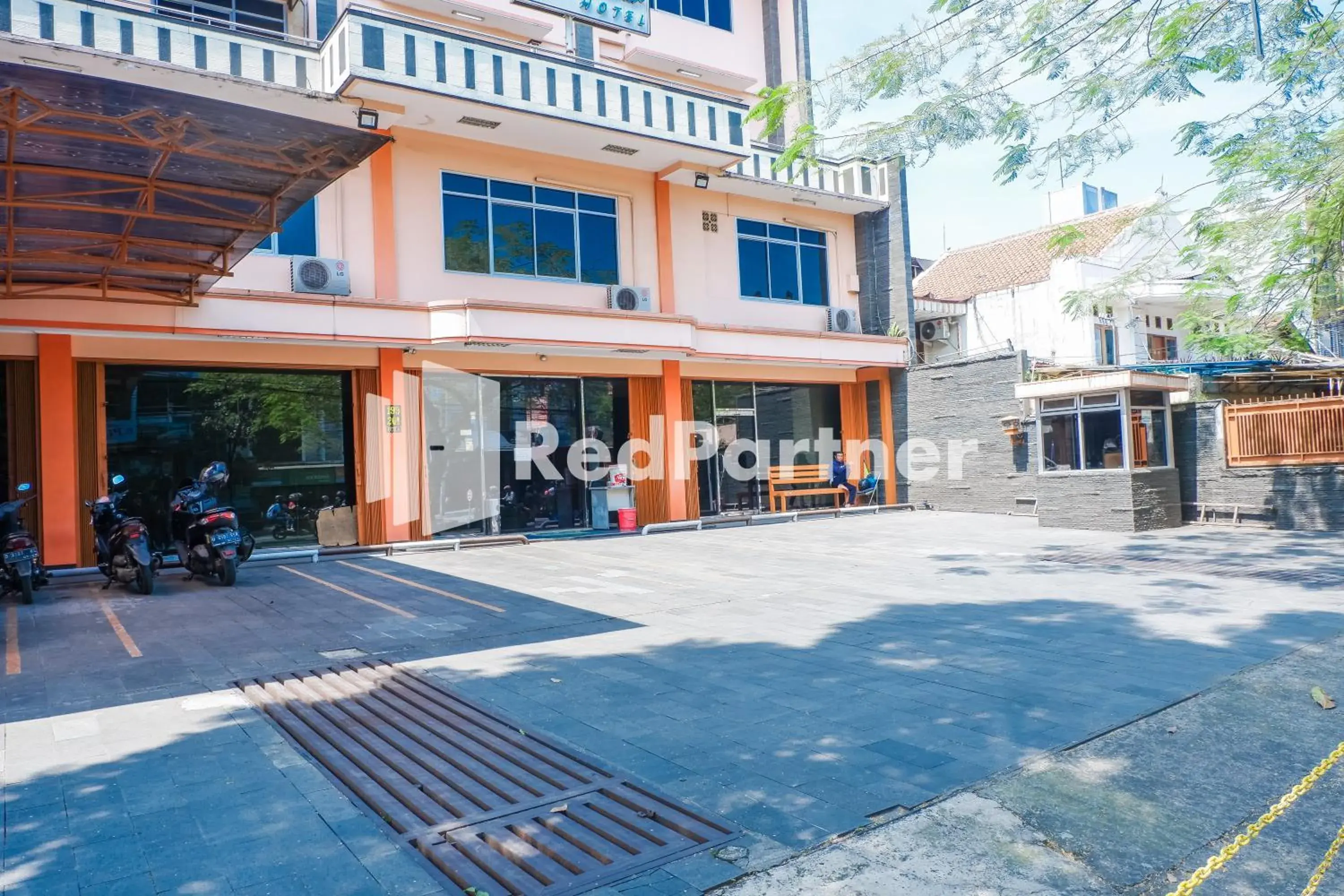 Property building in Grand Kembar Hotel Mitra RedDoorz Property building in Grand Kembar Hotel Mitra RedDoorz