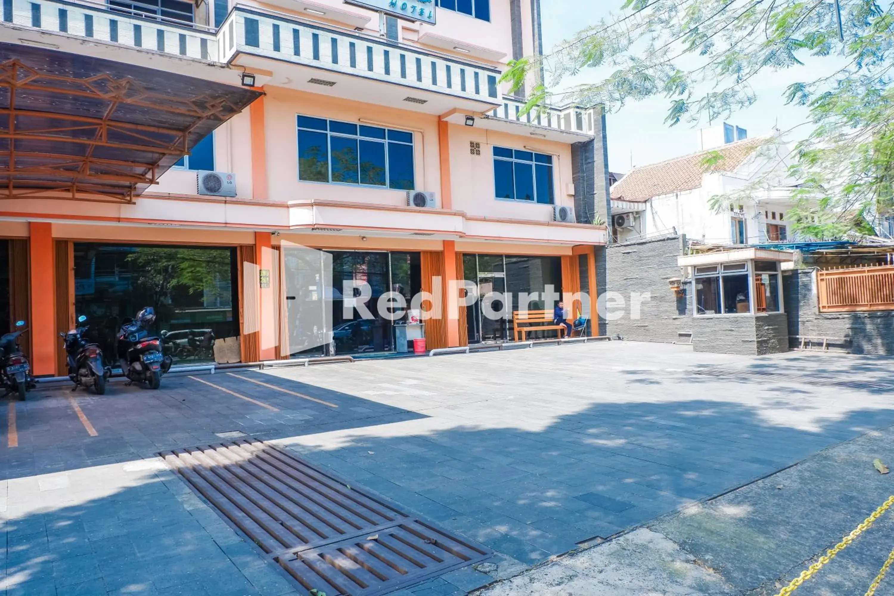 Facade/entrance in Grand Kembar Hotel Mitra RedDoorz Facade/entrance in Grand Kembar Hotel Mitra RedDoorz