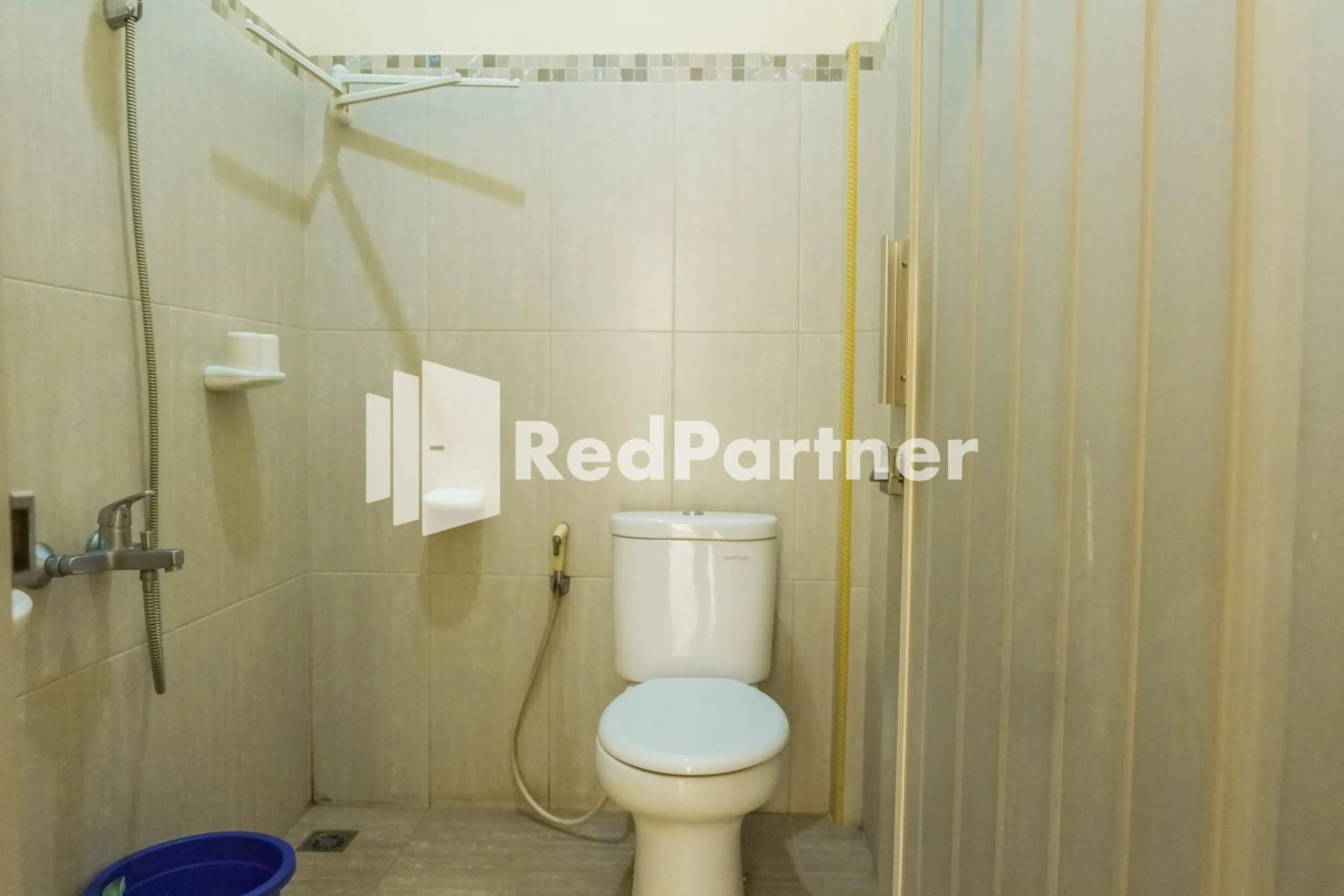 Shower in Grand Kembar Hotel Mitra RedDoorz