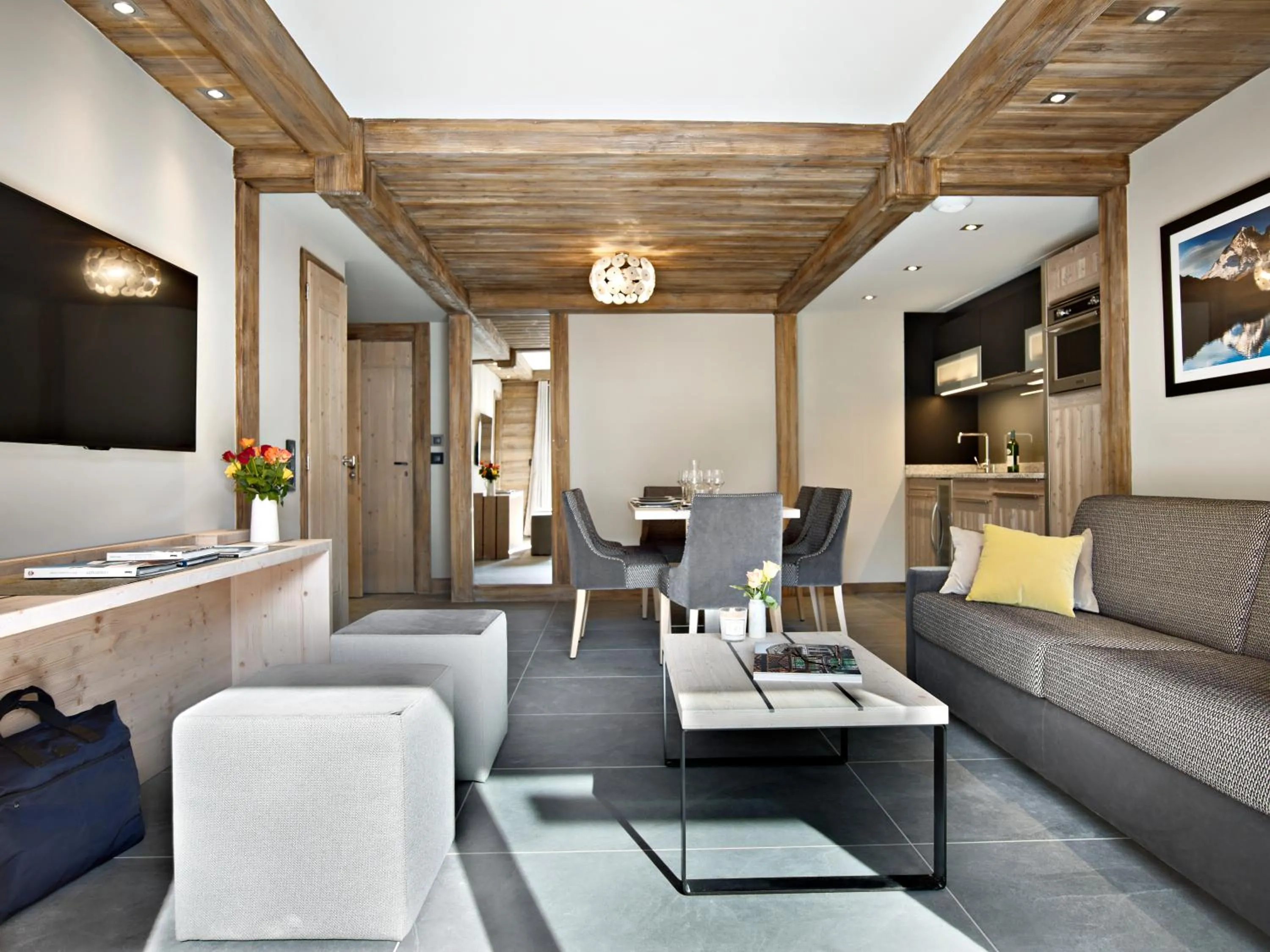 TV and multimedia in MGM Hôtels & Résidences - Résidence Chalets Laska