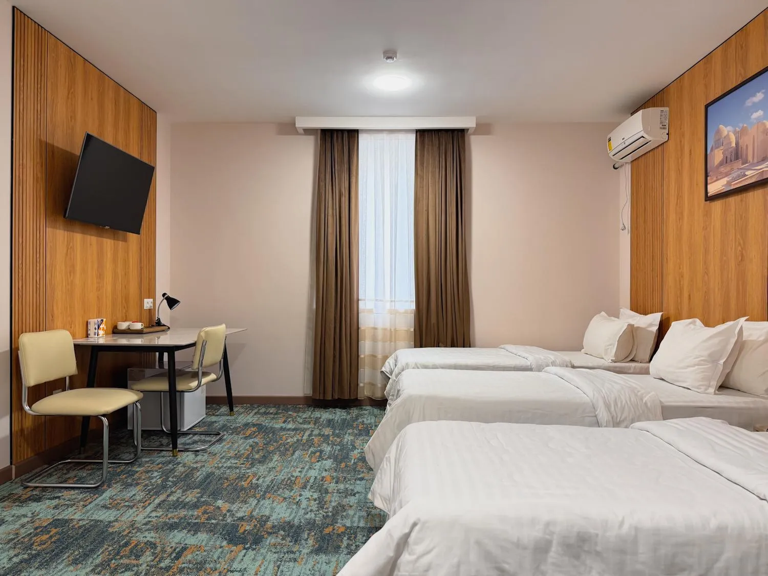 Communal lounge/ TV room, Bed in Musafir Hotel