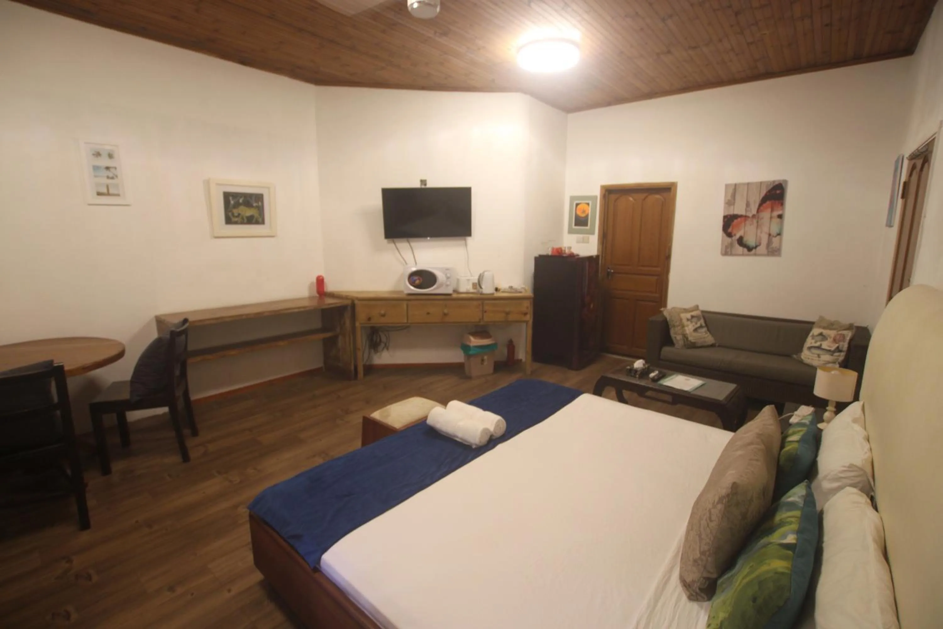 Living room, Bed in Castaway Lodge
