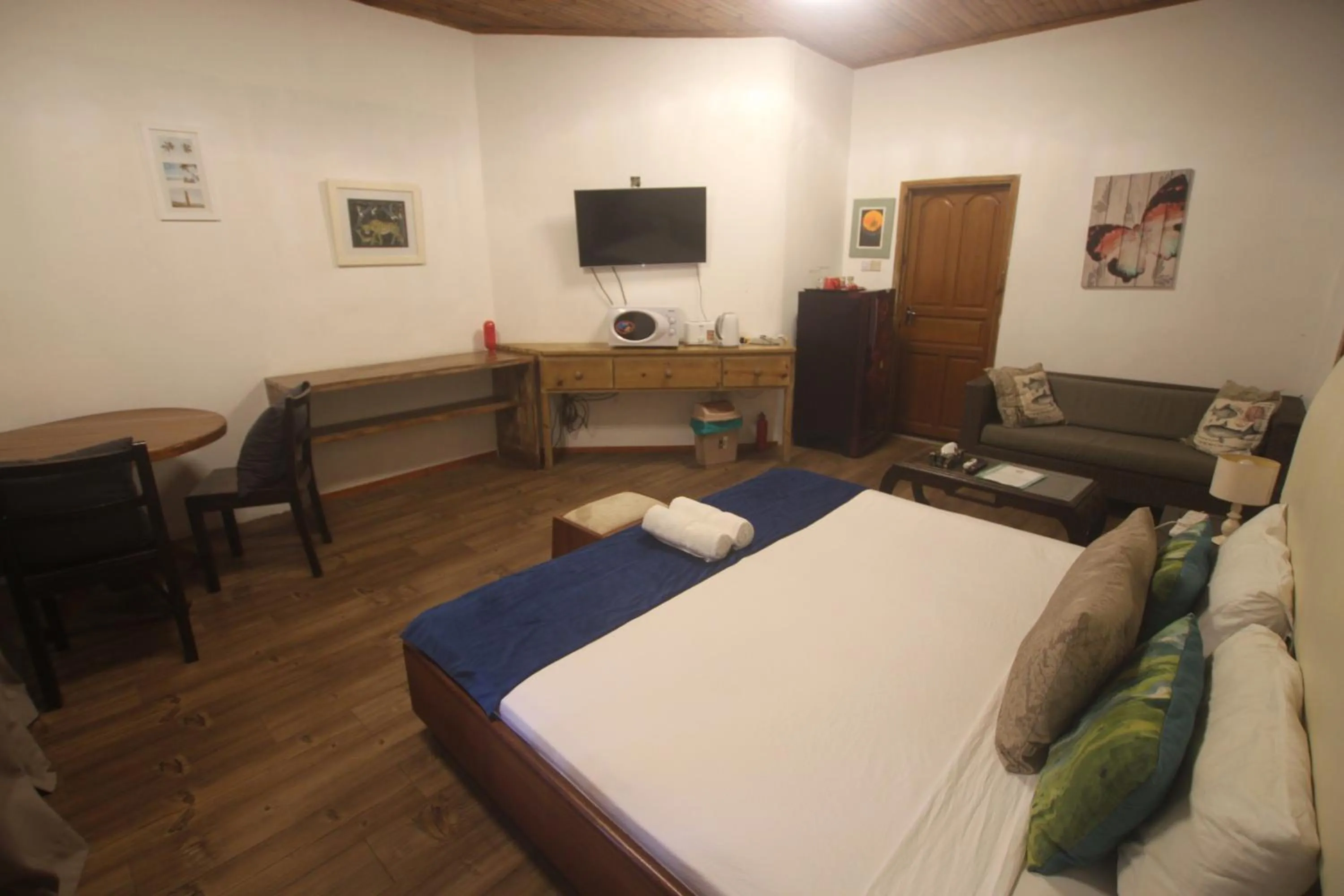 Living room, Bed in Castaway Lodge