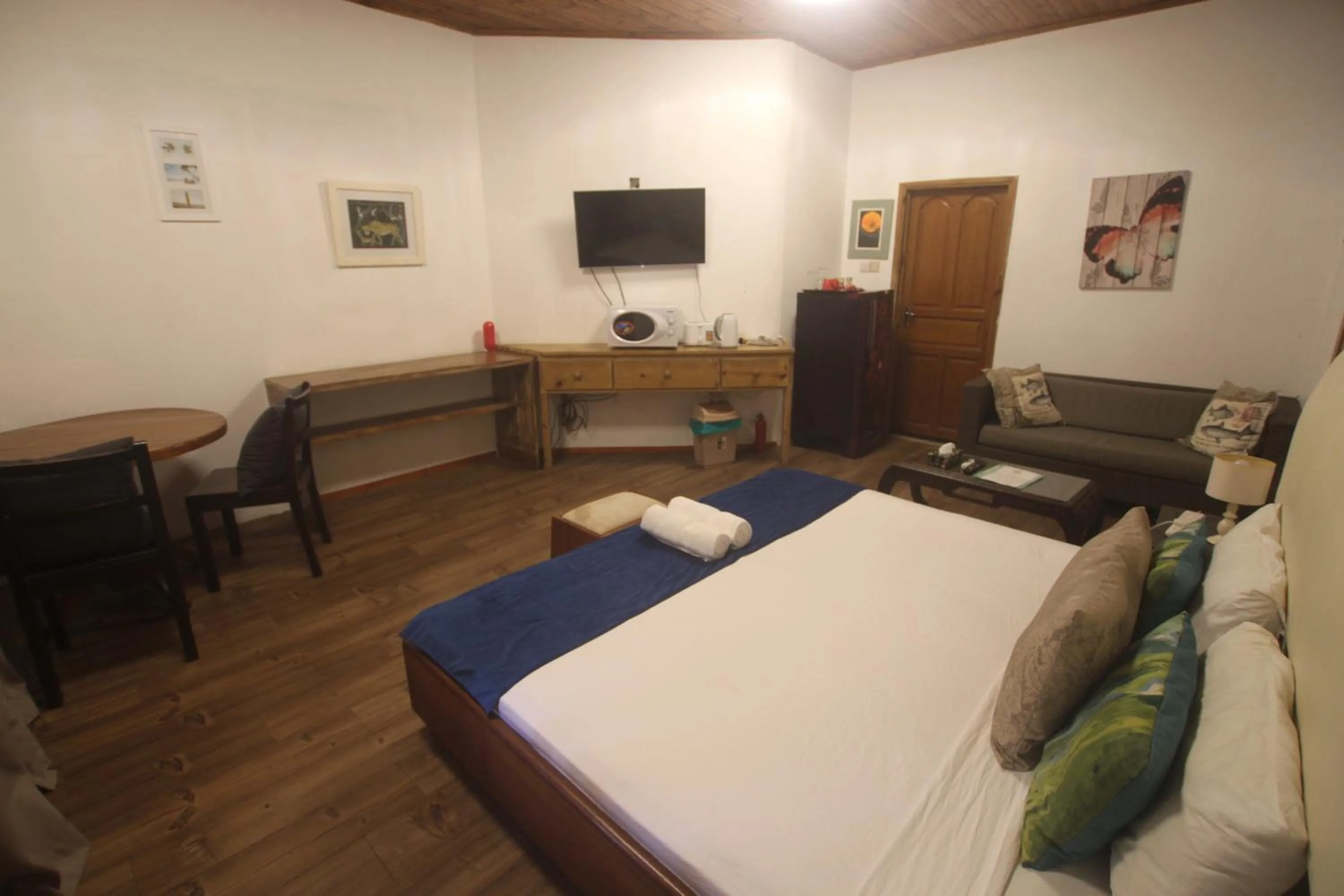 Living room, Bed in Castaway Lodge