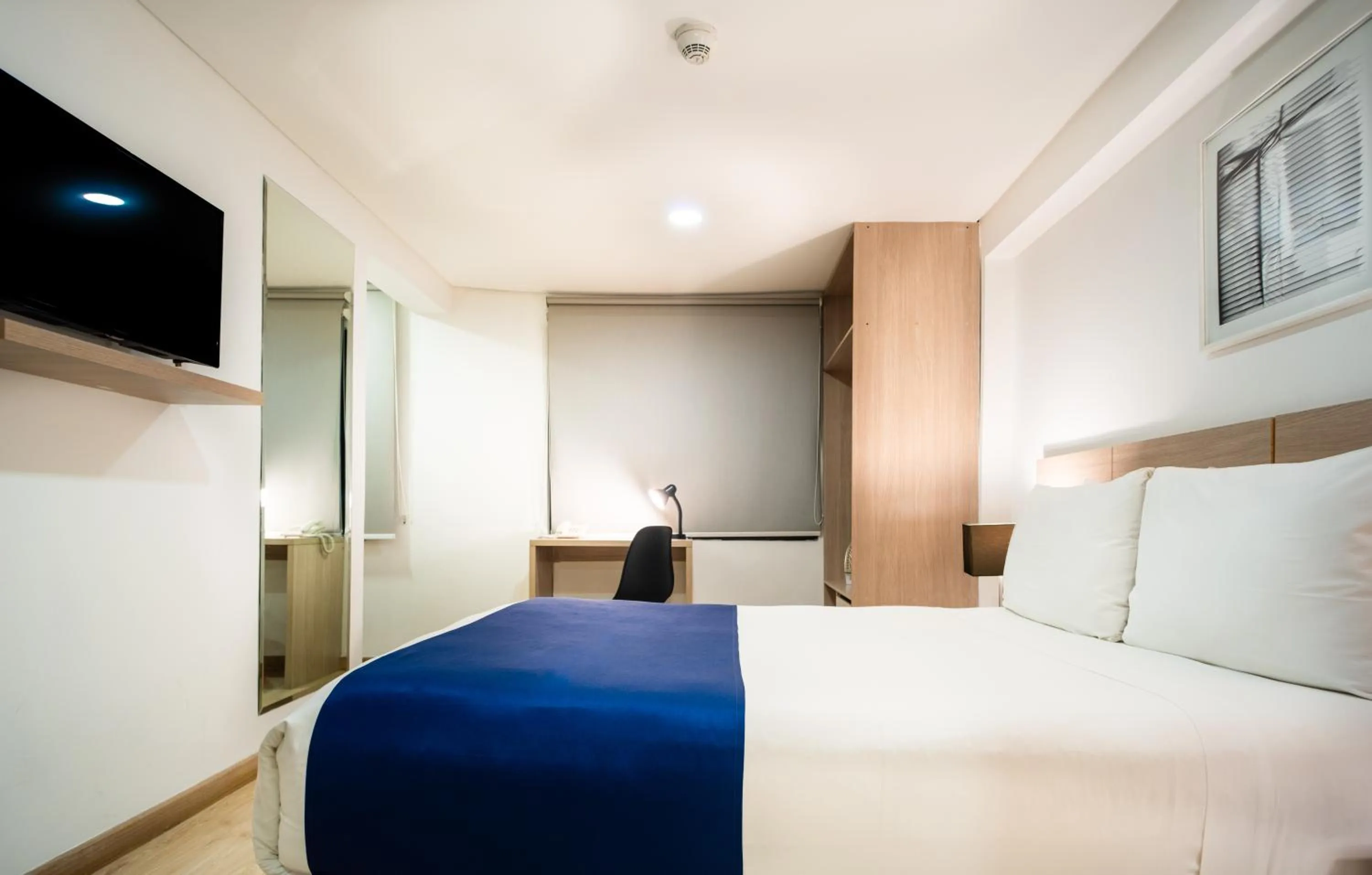 TV and multimedia, Bed in Palermo Home Bogota & Art Gallery