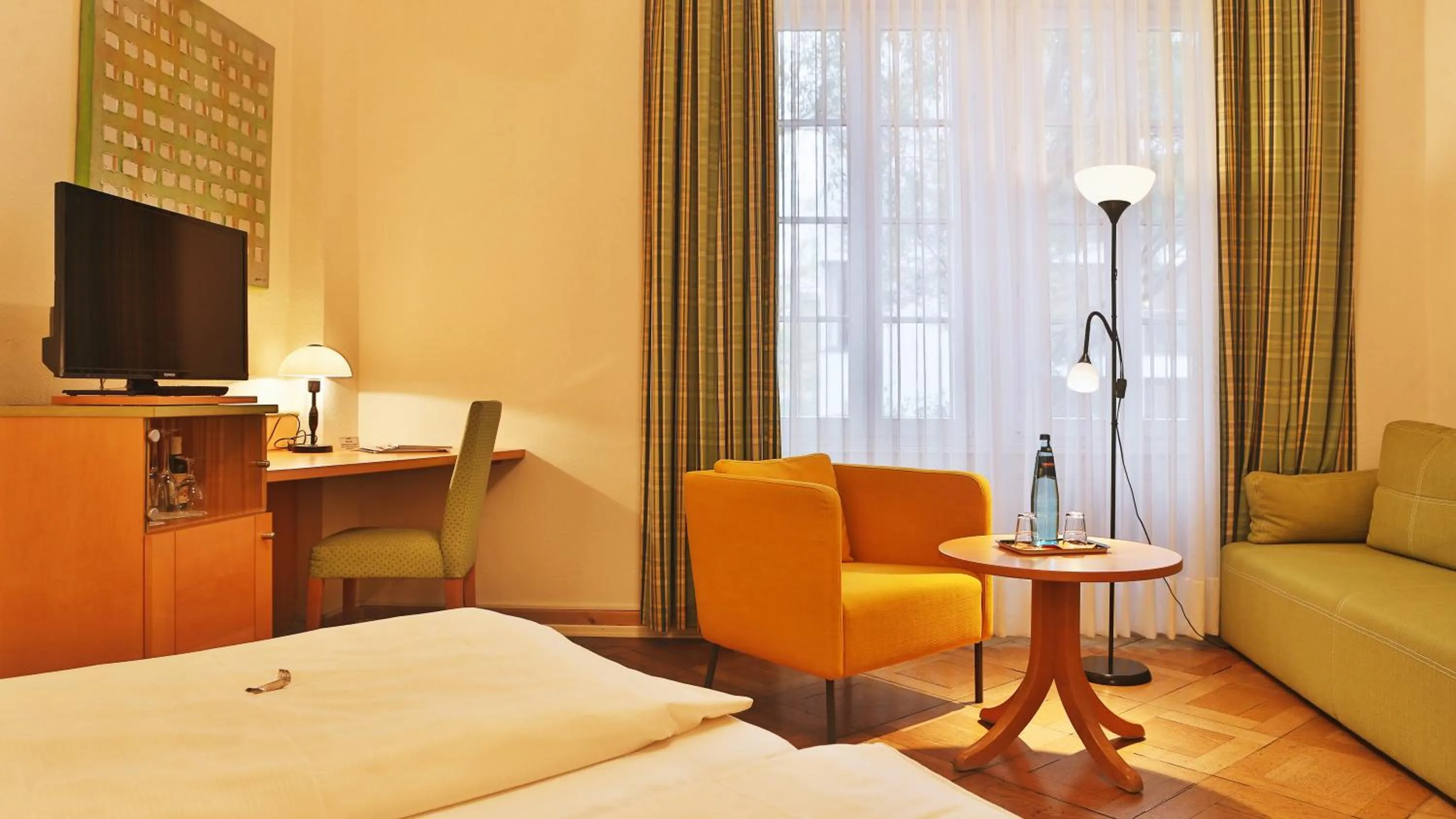 Photo of the whole room, Bed in Alleehaus