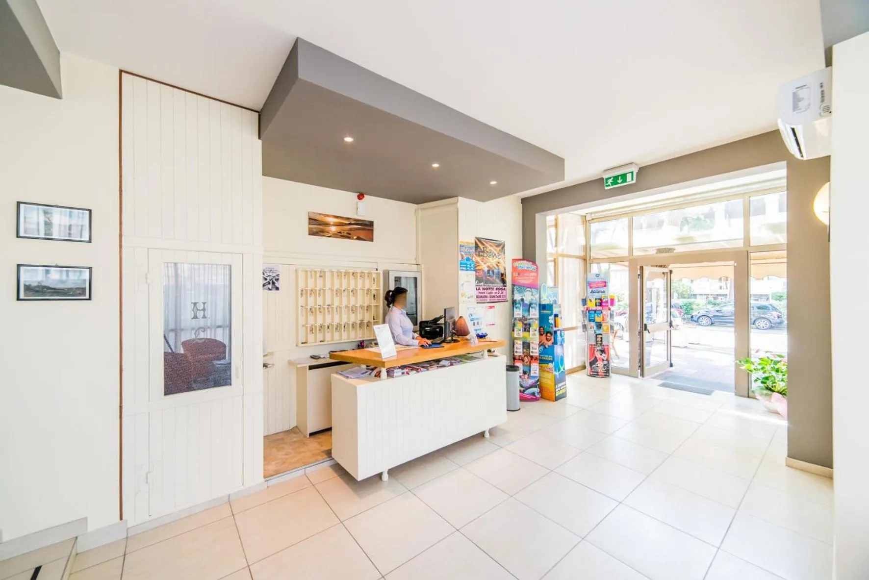 Staff in Hotel Elefantino Grey - Free Brunch & Breakfast Until 13-00 - Vicinissimi a Mirabilandia