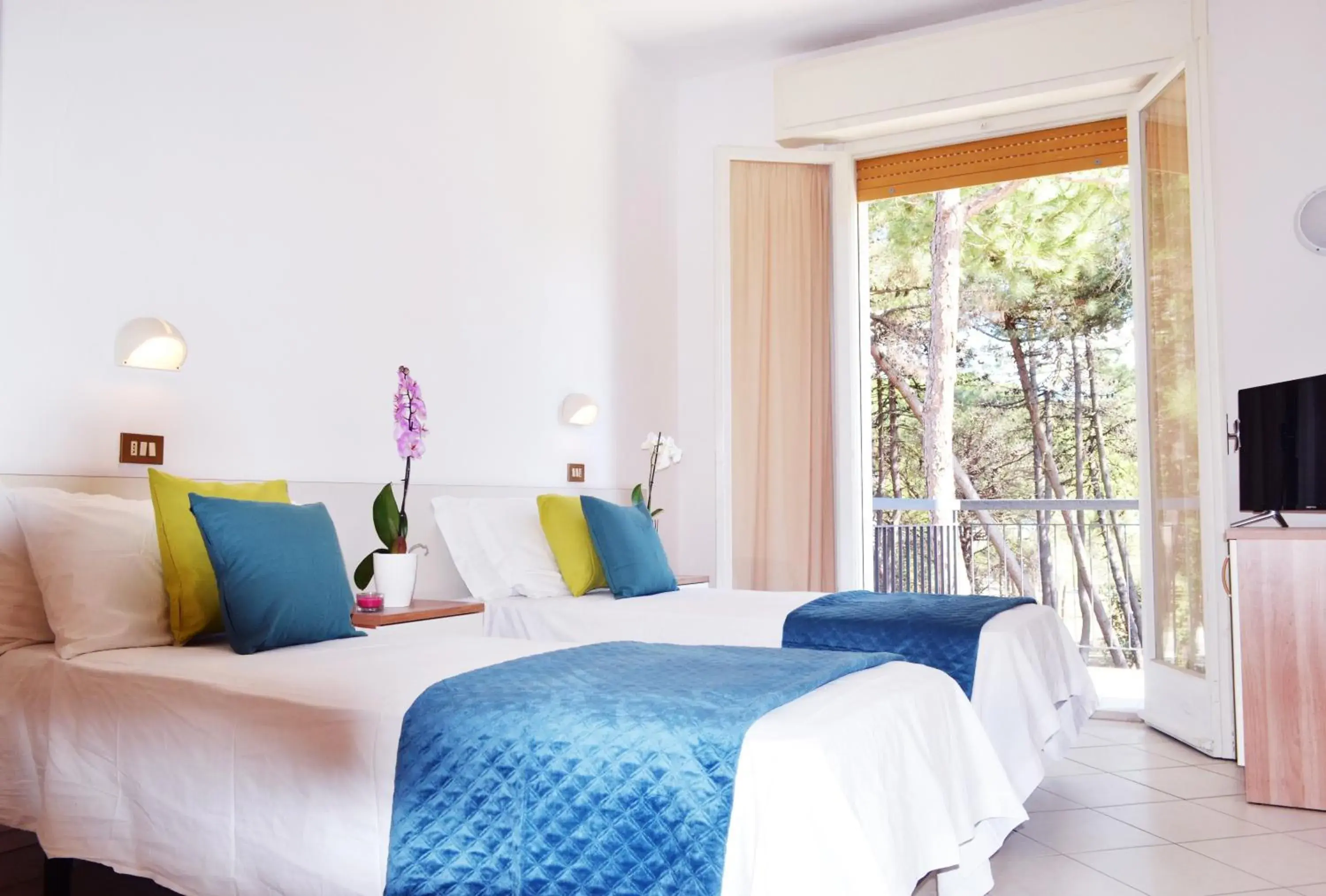 Superior Quadruple Room in Hotel Elefantino Grey - Free Brunch & Breakfast Until 13-00 - Vicinissimi a Mirabilandia Superior Quadruple Room in Hotel Elefantino Grey - Free Brunch & Breakfast Until 13-00 - Vicinissimi a Mirabilandia