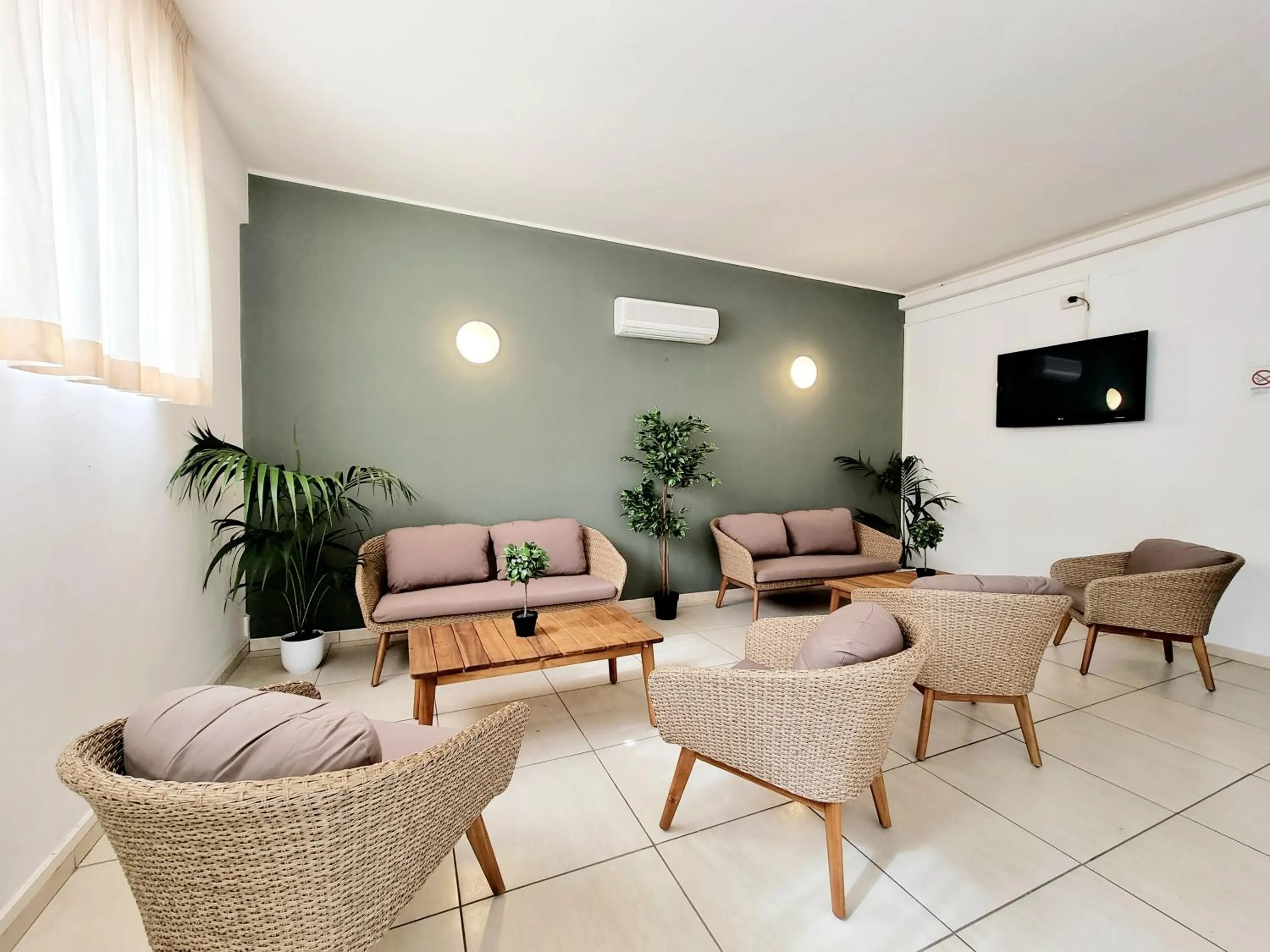 Property building in Hotel Elefantino Grey - Free Brunch & Breakfast Until 13-00 - Vicinissimi a Mirabilandia