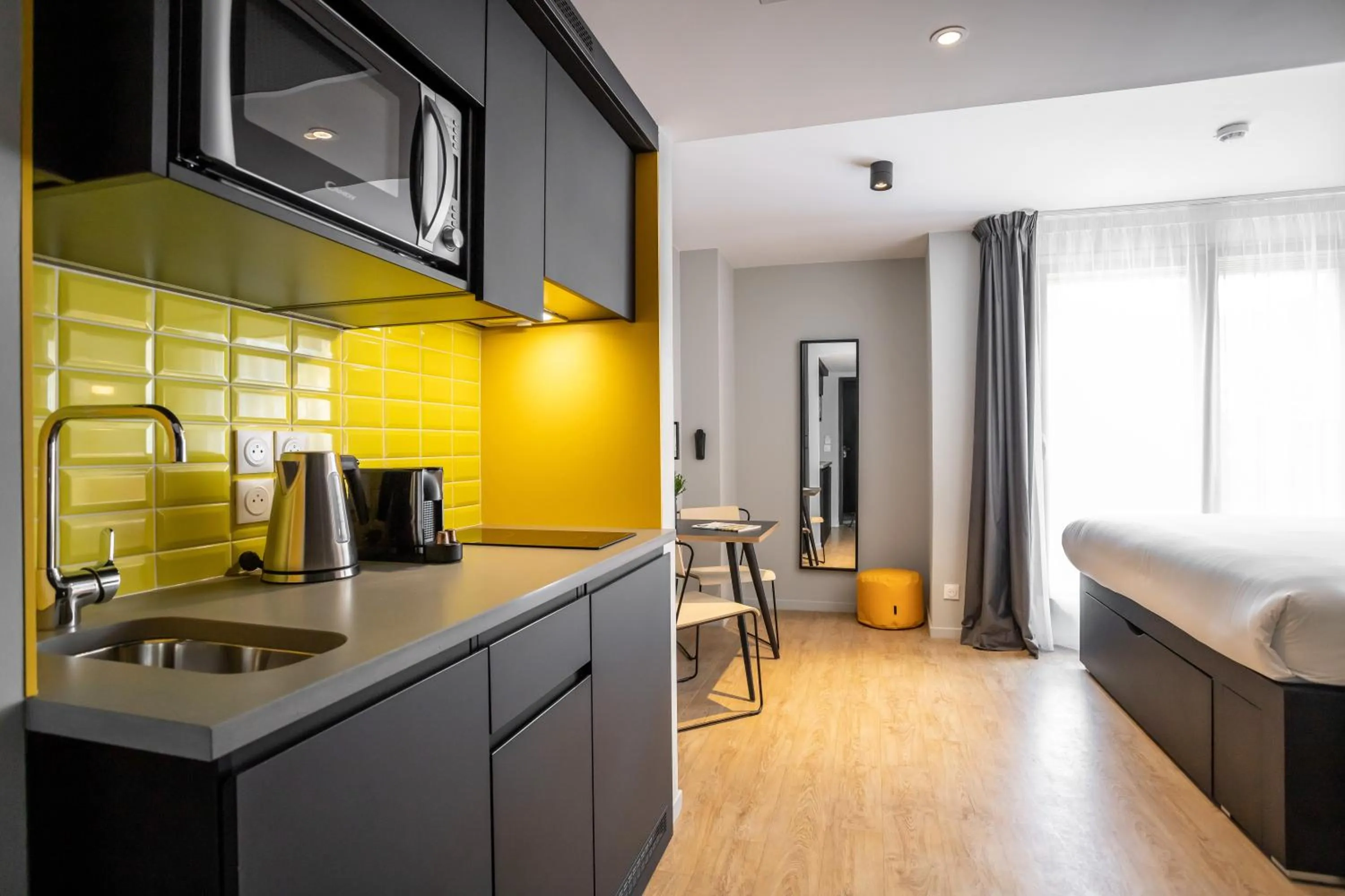 Kitchen or kitchenette, Bed in Staycity Aparthotels Bordeaux City Centre