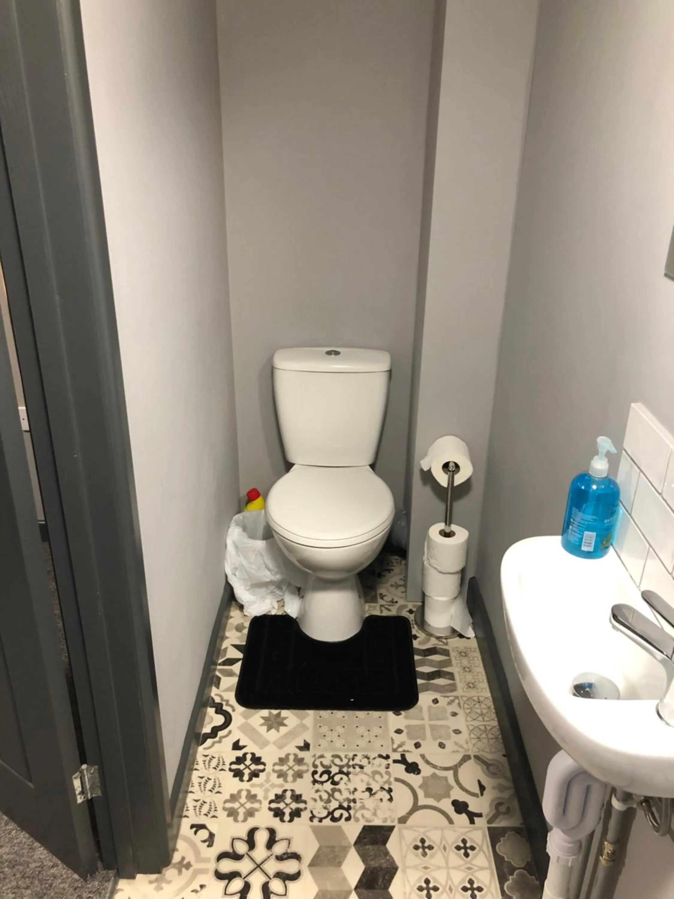 Toilet in Gate Lodge - Private En-suite rooms, Kings Lynn, central location