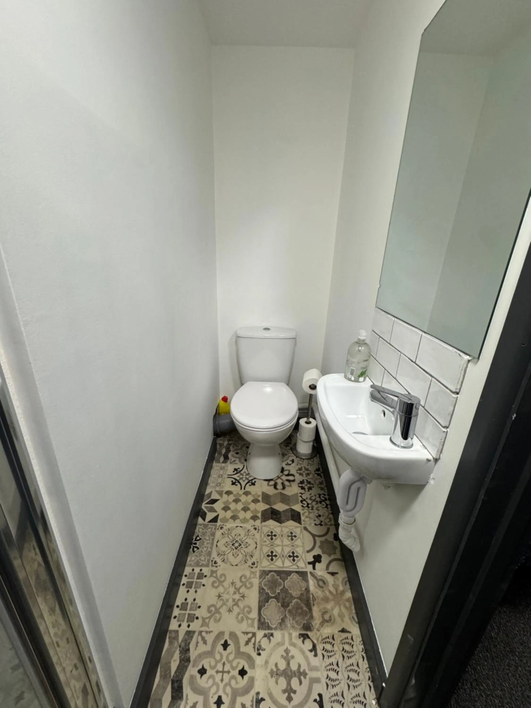 Toilet in Gate Lodge - Private En-suite rooms, Kings Lynn, central location