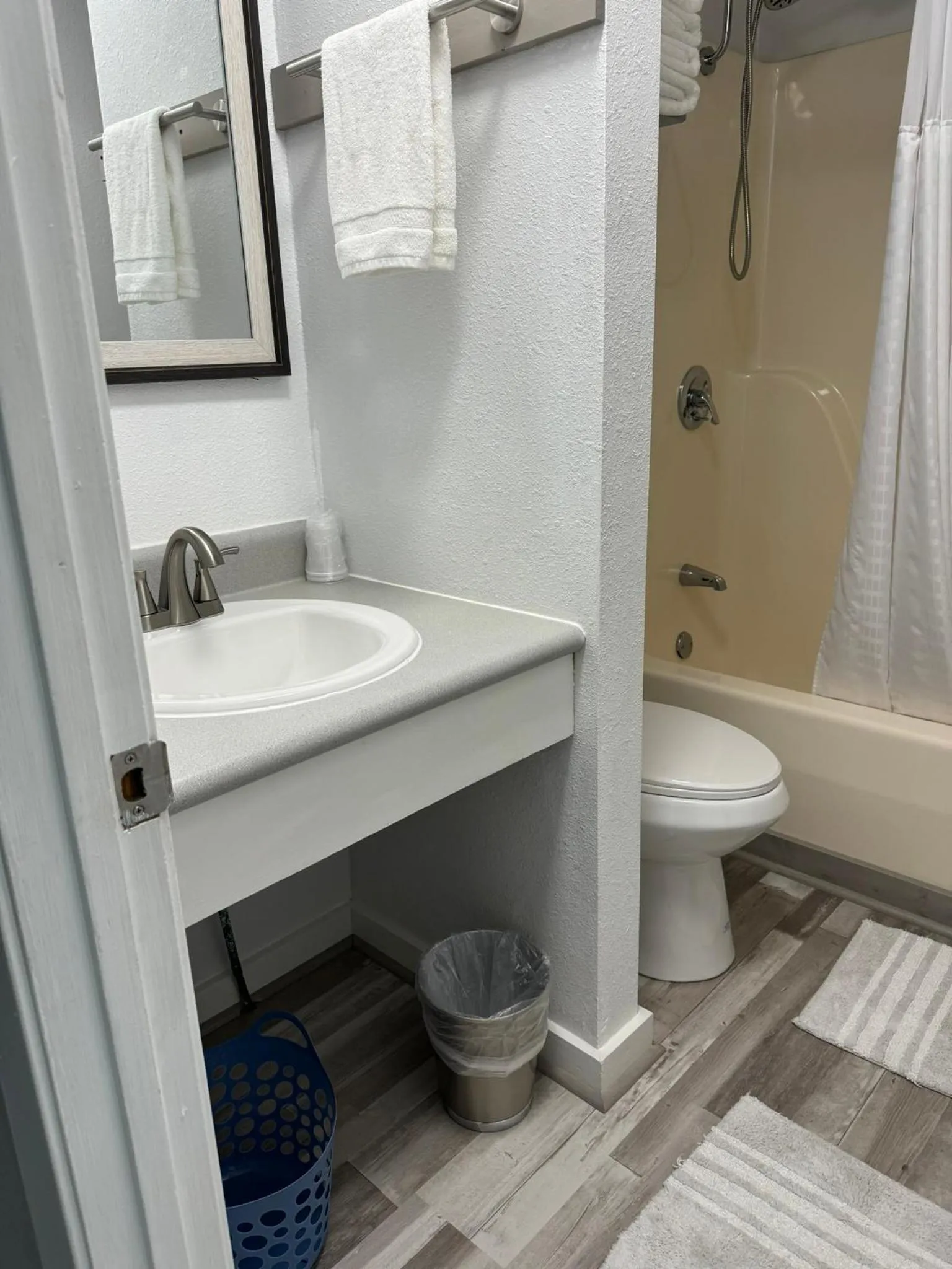 Bathroom in Mountain View Guest Motel