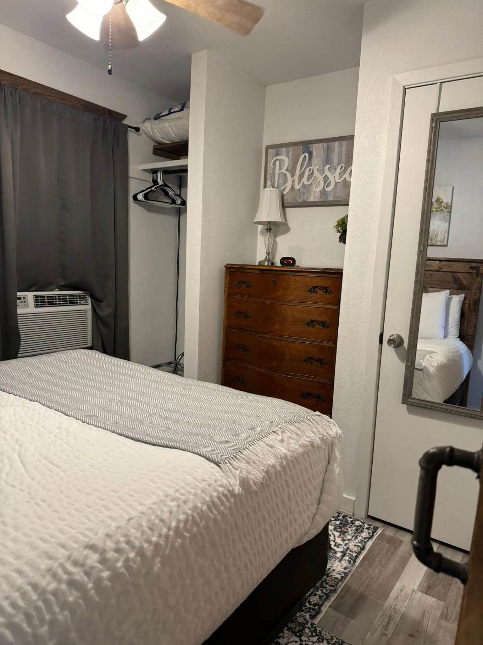 Bedroom, Bed in Mountain View Guest Motel