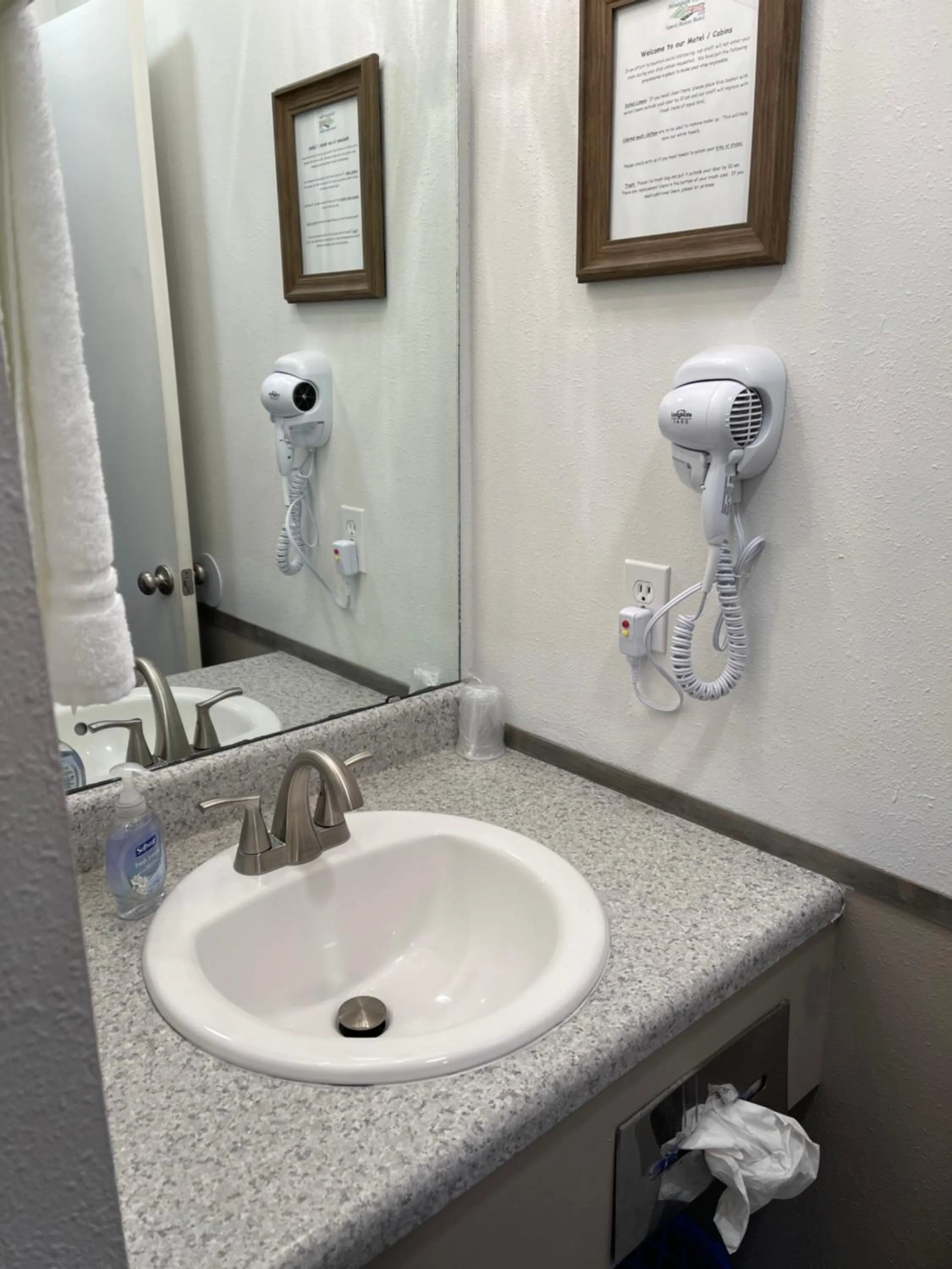 Bathroom in Mountain View Guest Motel