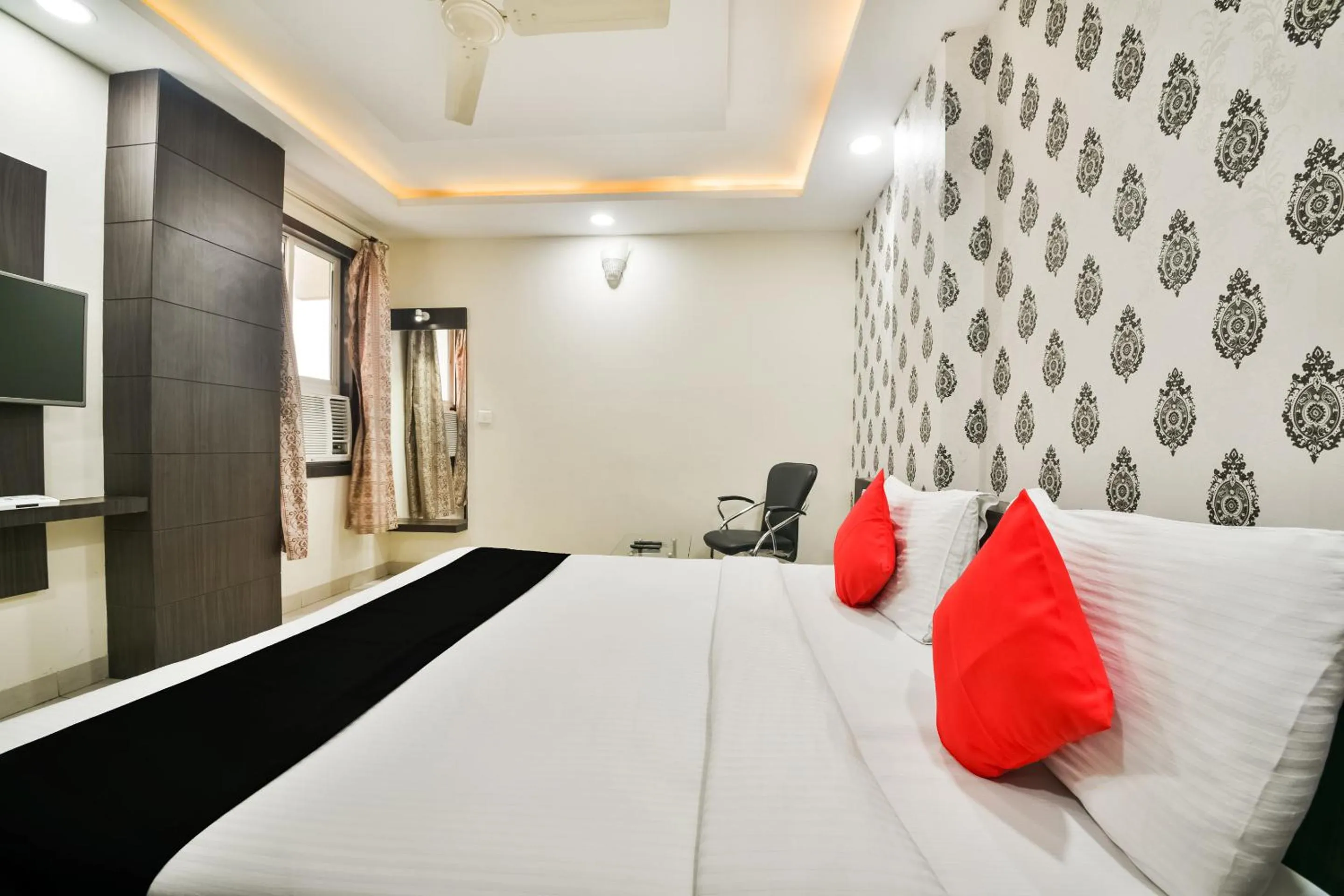 Bed in Hotel Flowers Inn