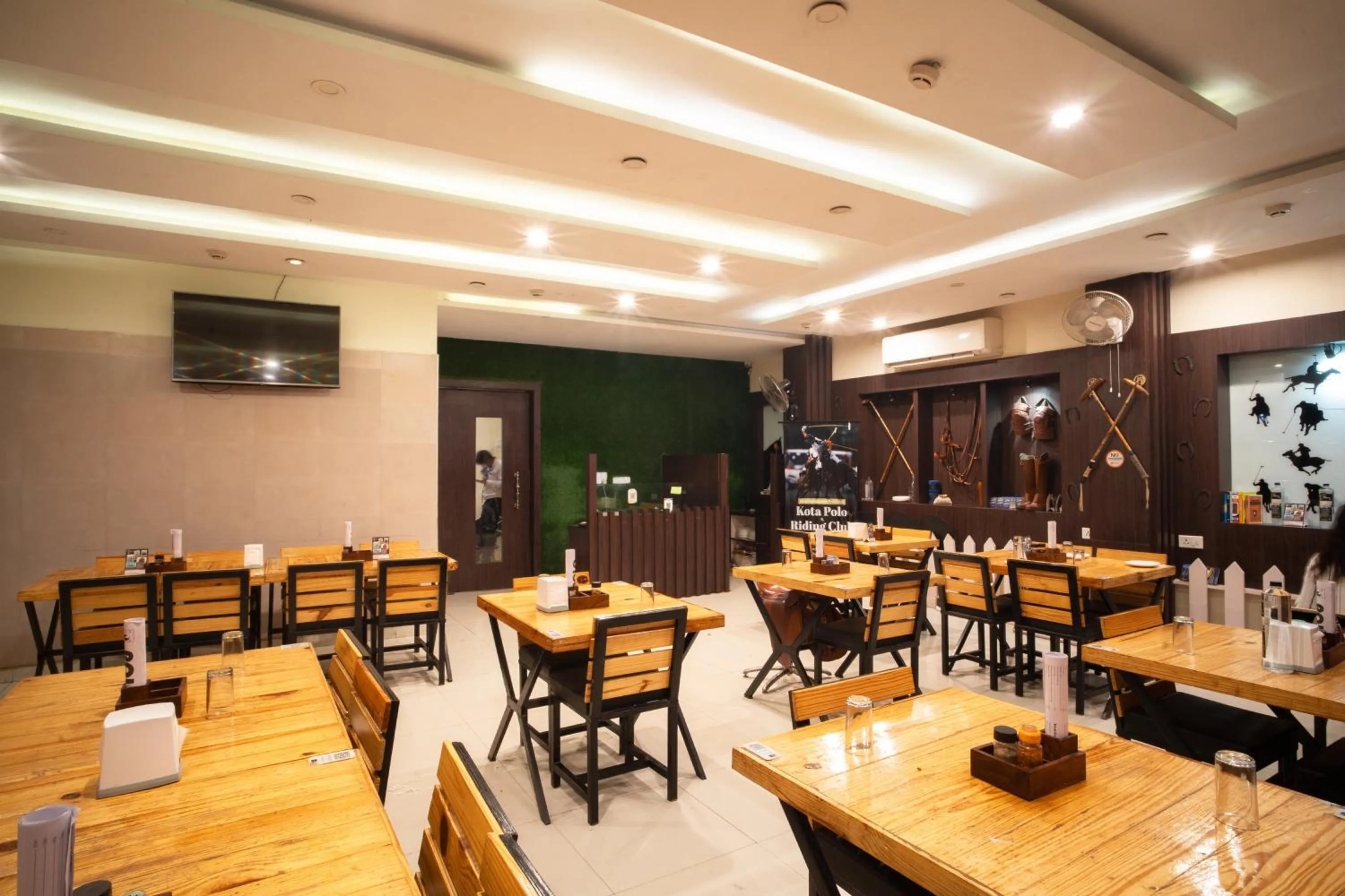 Restaurant/places to eat in Hotel Flowers Inn