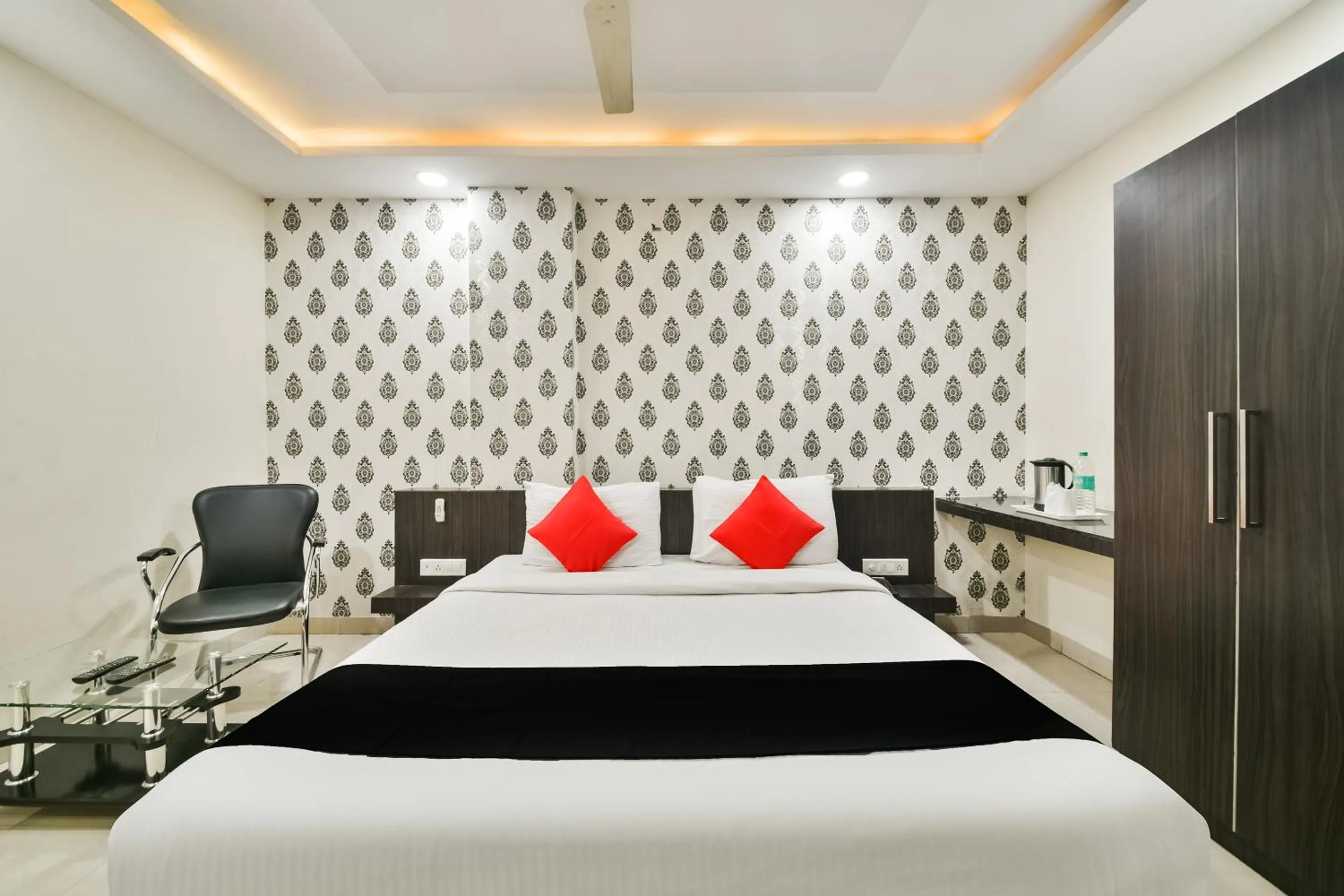 Bedroom in Hotel Flowers Inn