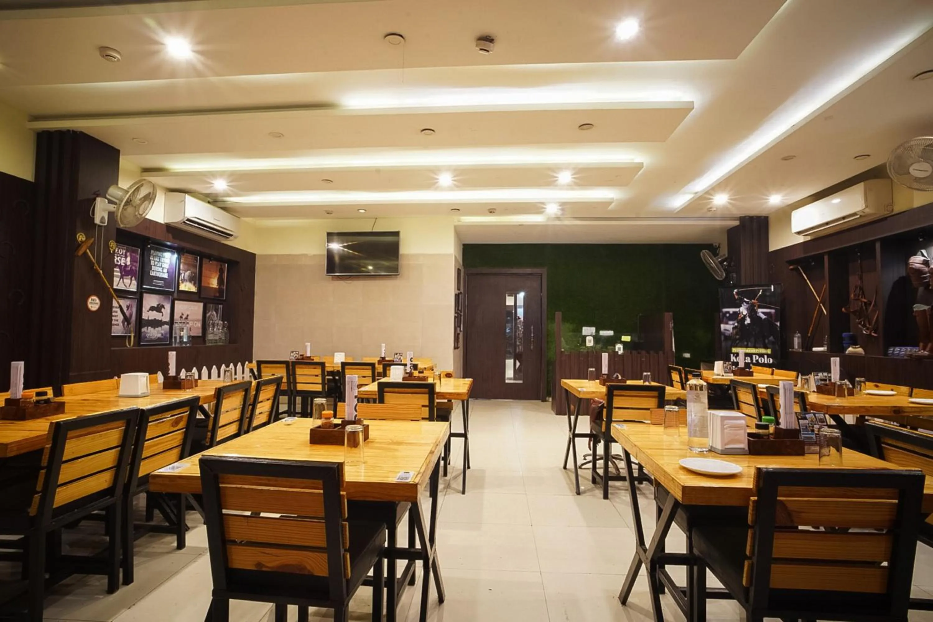 Restaurant/places to eat in Hotel Flowers Inn