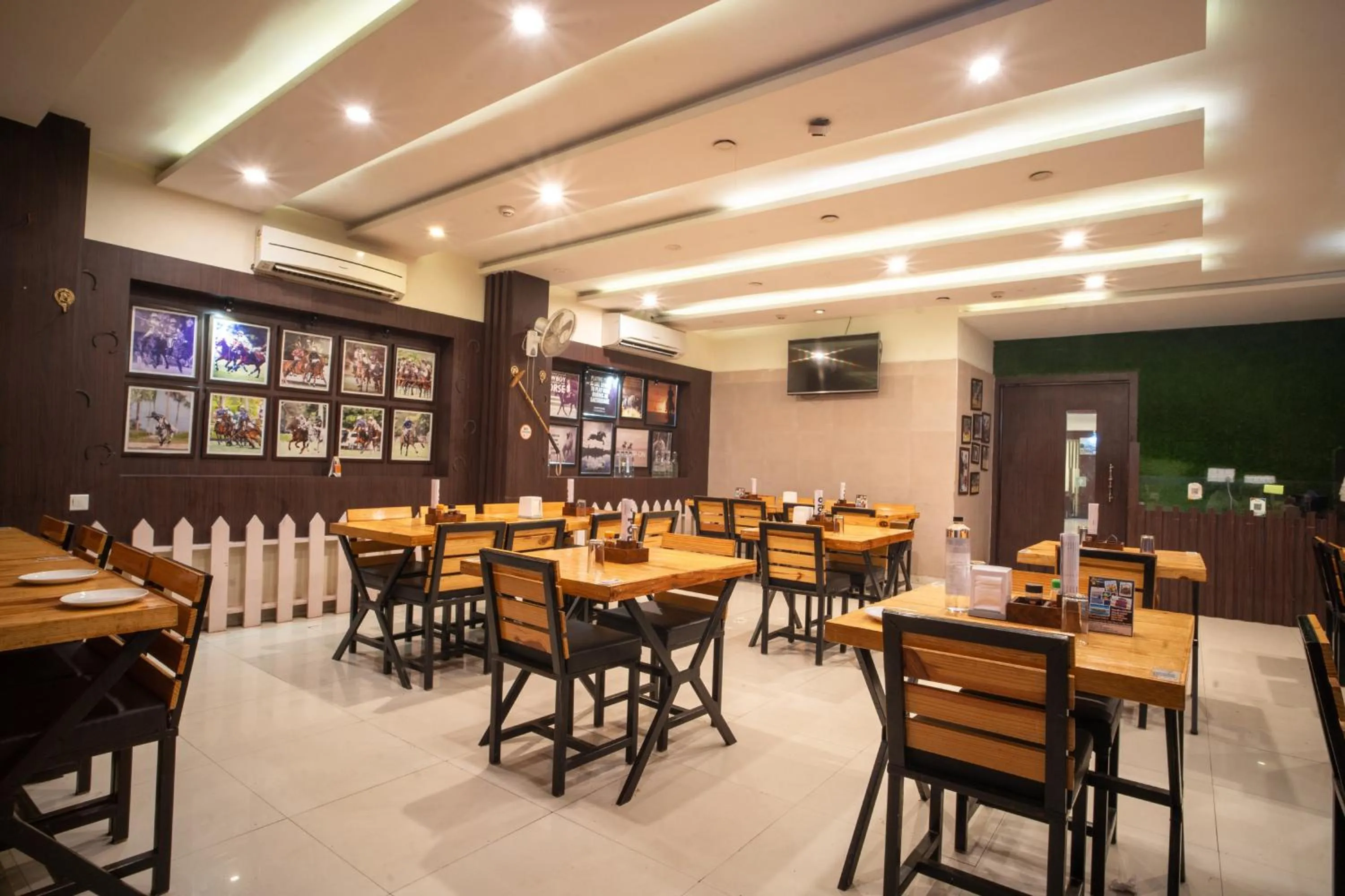 Restaurant/places to eat in Hotel Flowers Inn