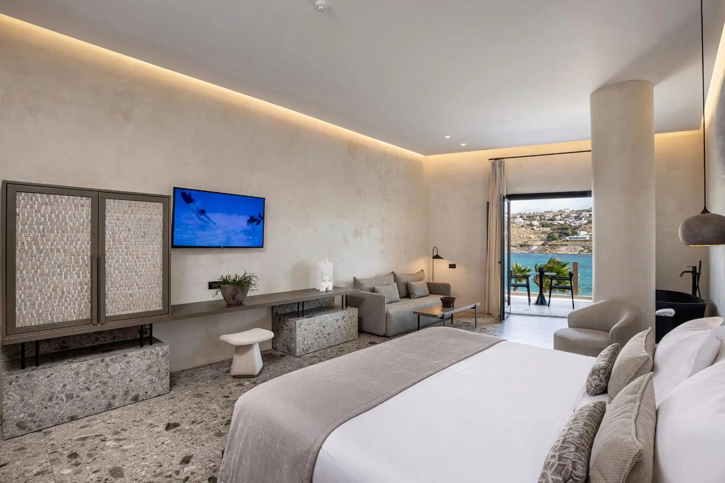 CHRONOS Suite with Jacuzzi in Aeonic Suites and Spa CHRONOS Suite with Jacuzzi in Aeonic Suites and Spa