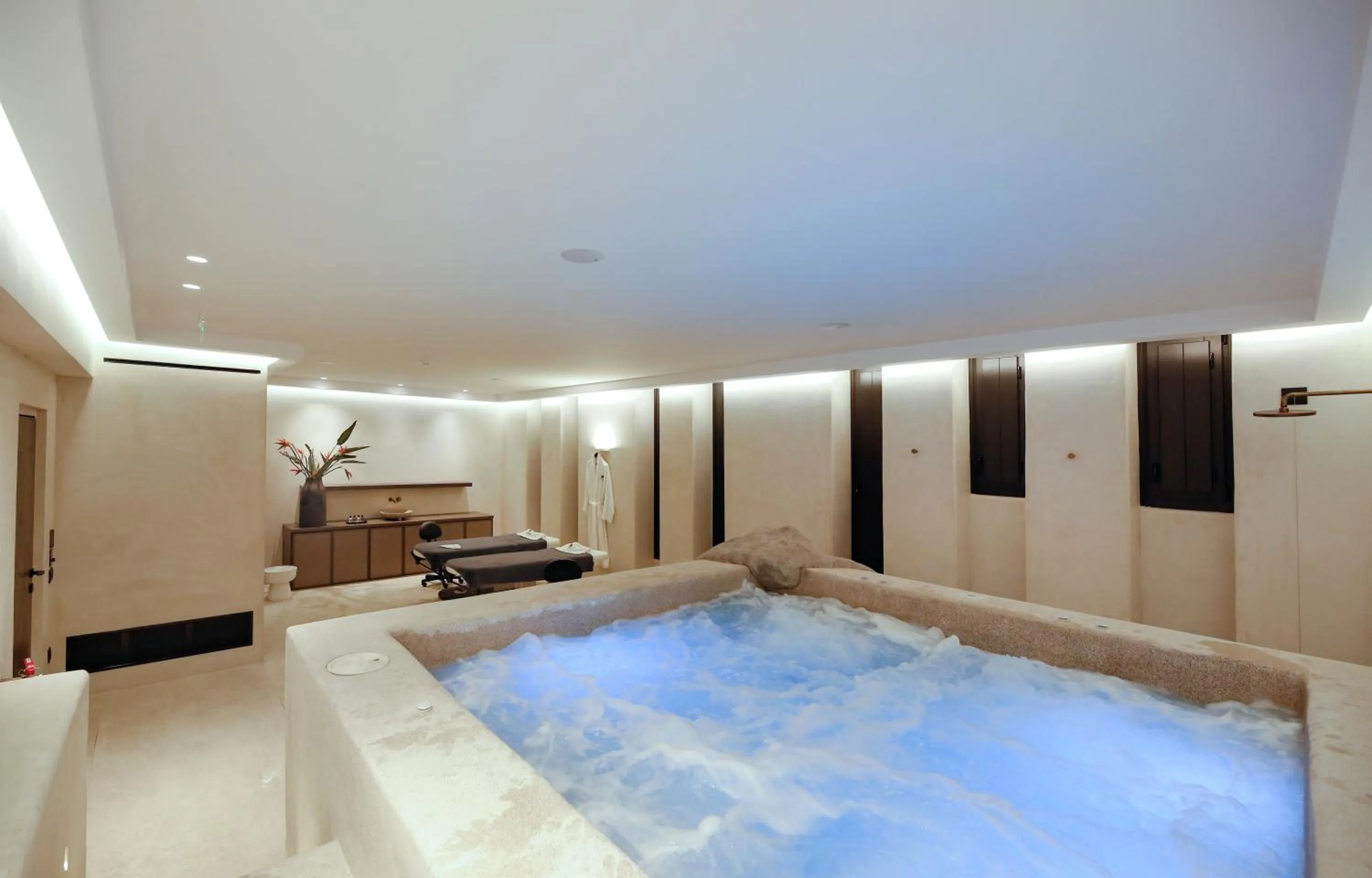 Hot Tub in Aeonic Suites and Spa