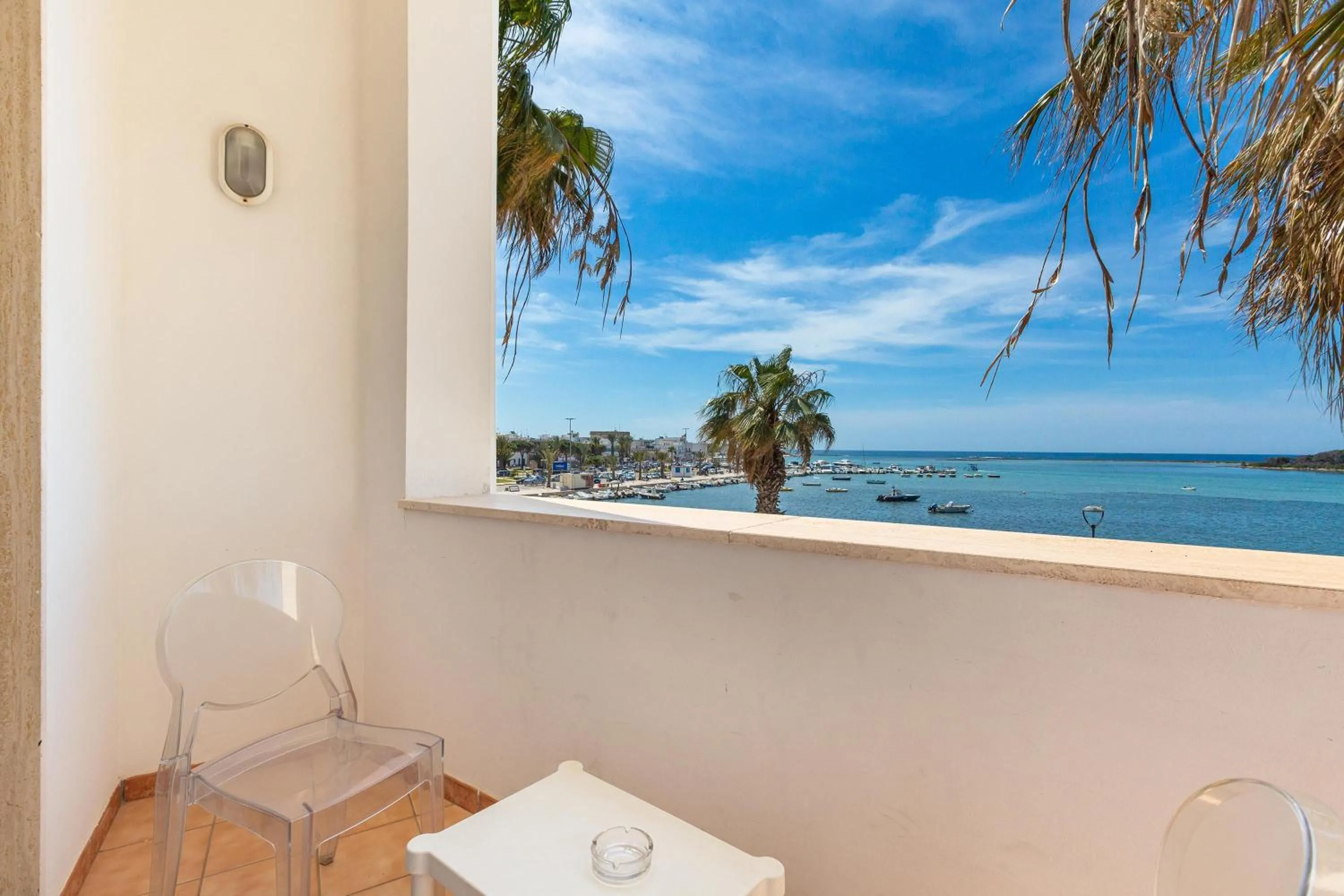 Deluxe Triple Room with Sea View in Hotel Il Riccio