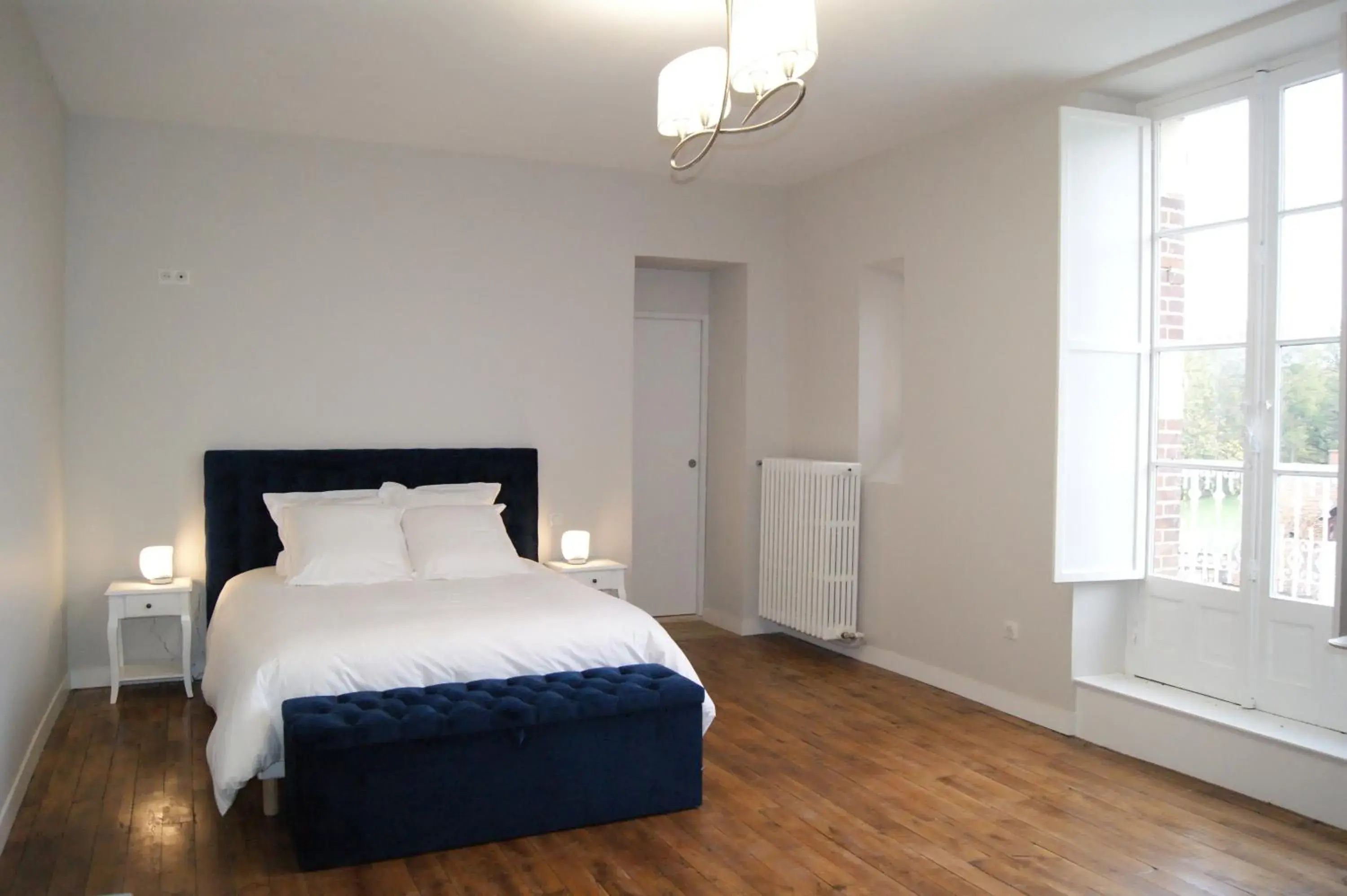 Double Room with Private Bathroom in Le château de la brosse Chambres d'hôtes Double Room with Private Bathroom in Le château de la brosse Chambres d'hôtes