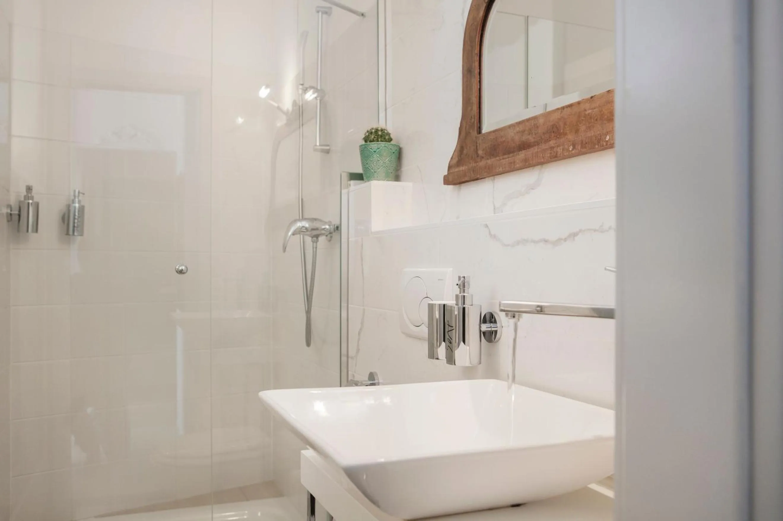 Shower in Caffè dell'Arte Boutique Rooms Locarno