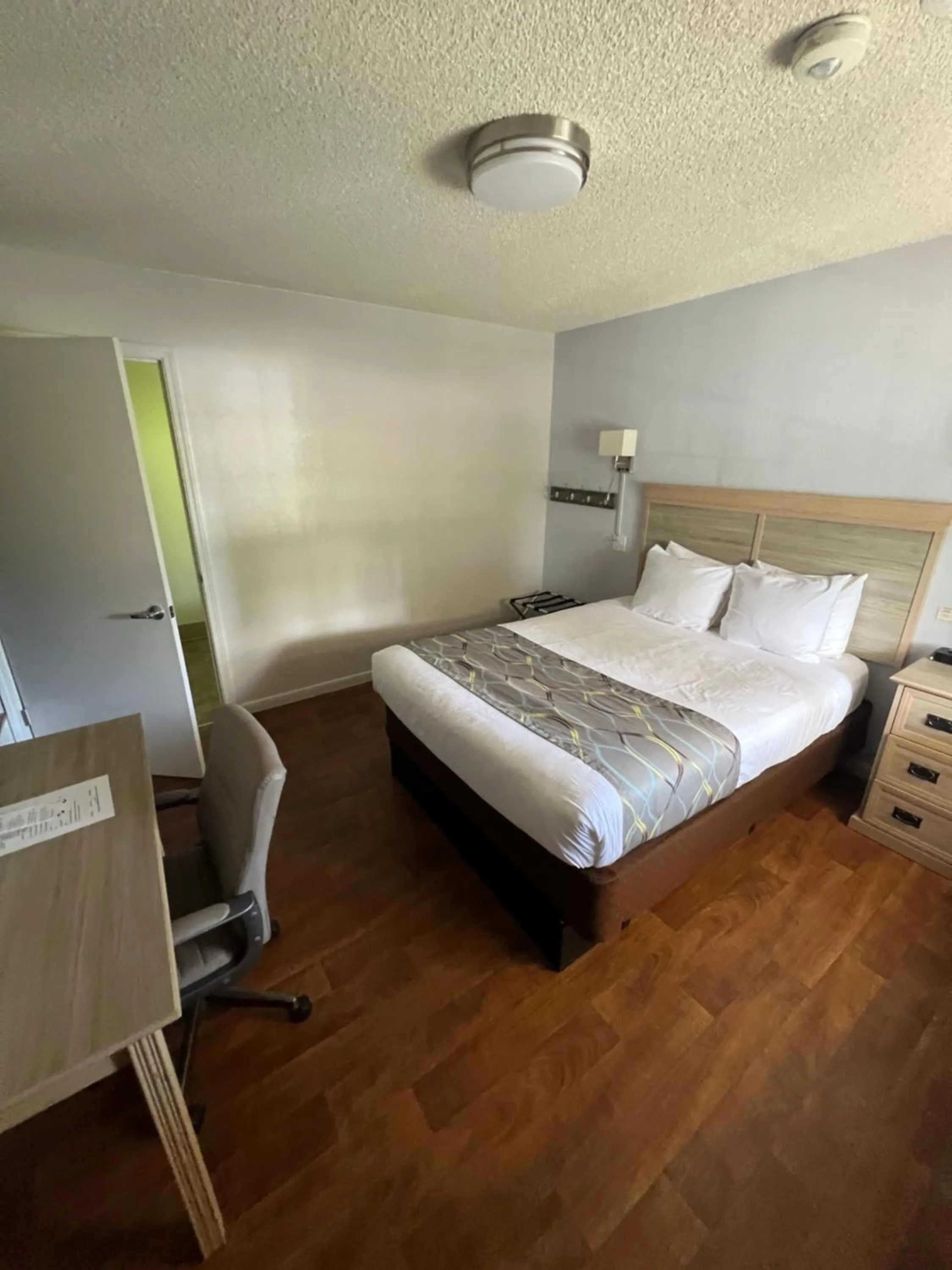 Bedroom, Bed in Cold Creek Inn