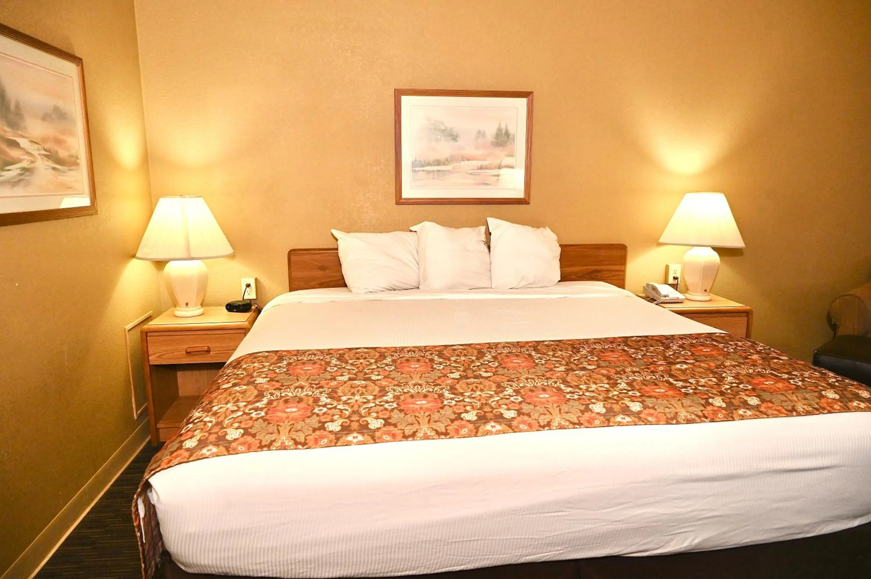 Bed in Fortune Inn & Suites