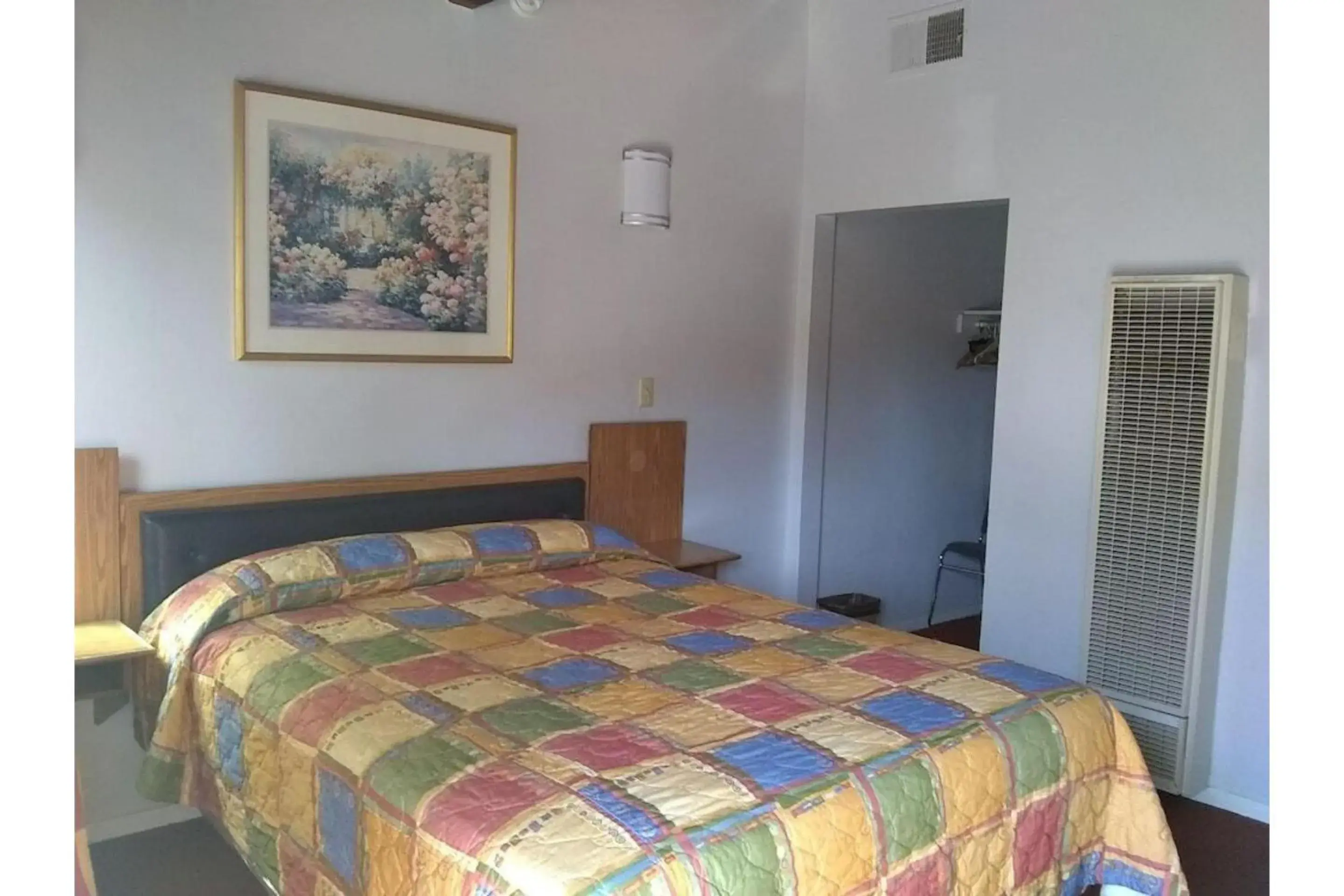 Queen Bed with Kitchenette Non-Smoking in Santa Fe Motel Tehachapi by Hotel O Queen Bed with Kitchenette Non-Smoking in Santa Fe Motel Tehachapi by Hotel O
