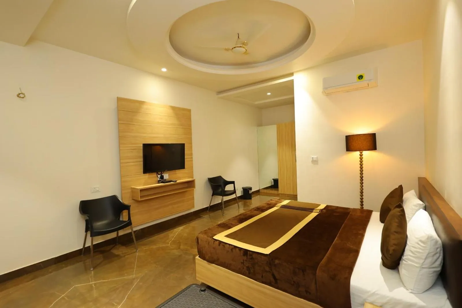 Bed in Hotel Darbar-E-Khas