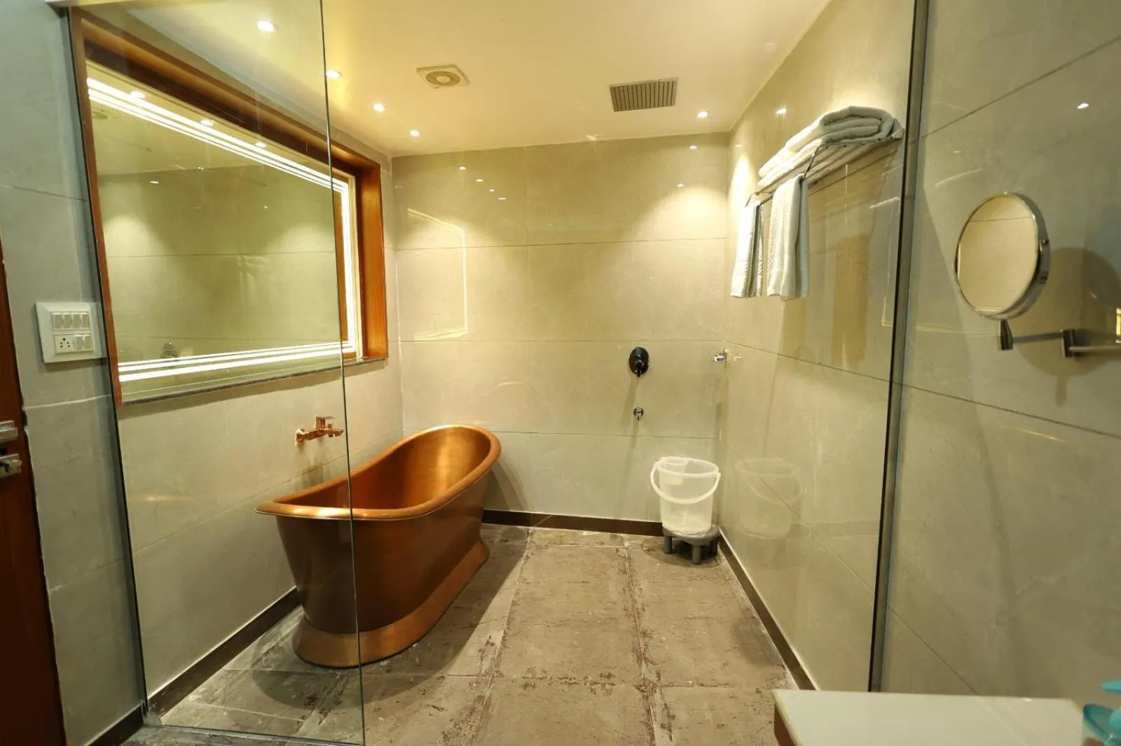 Shower in Hotel Darbar-E-Khas