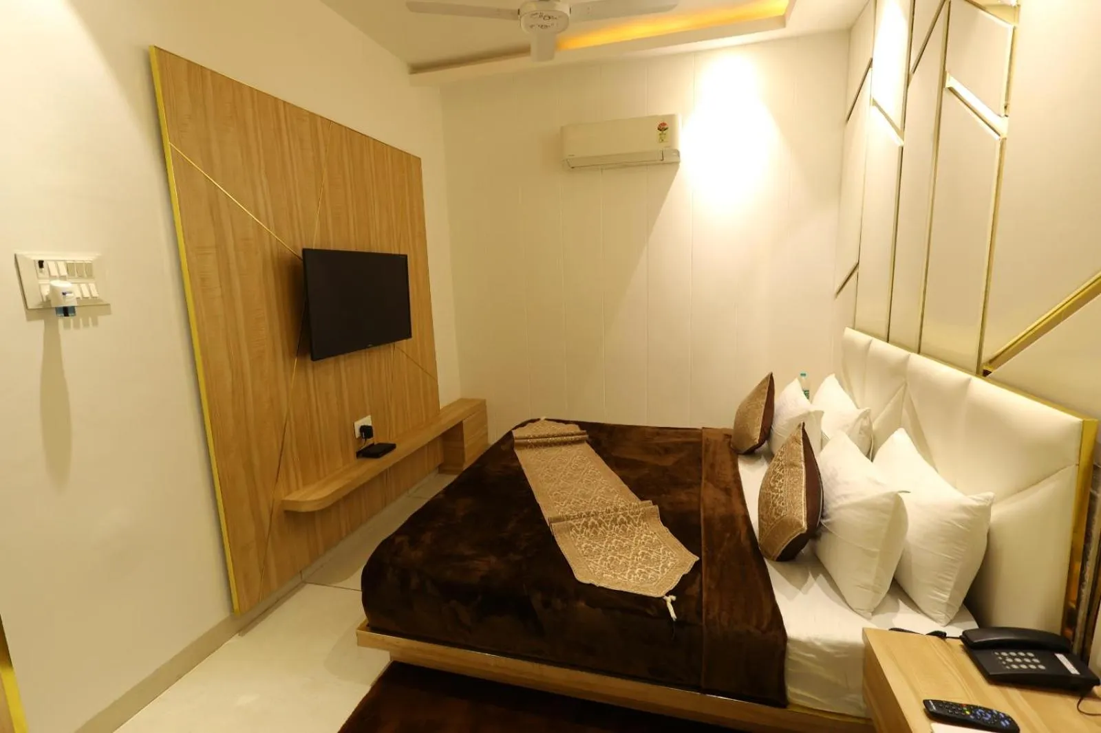 Bed in Hotel Darbar-E-Khas