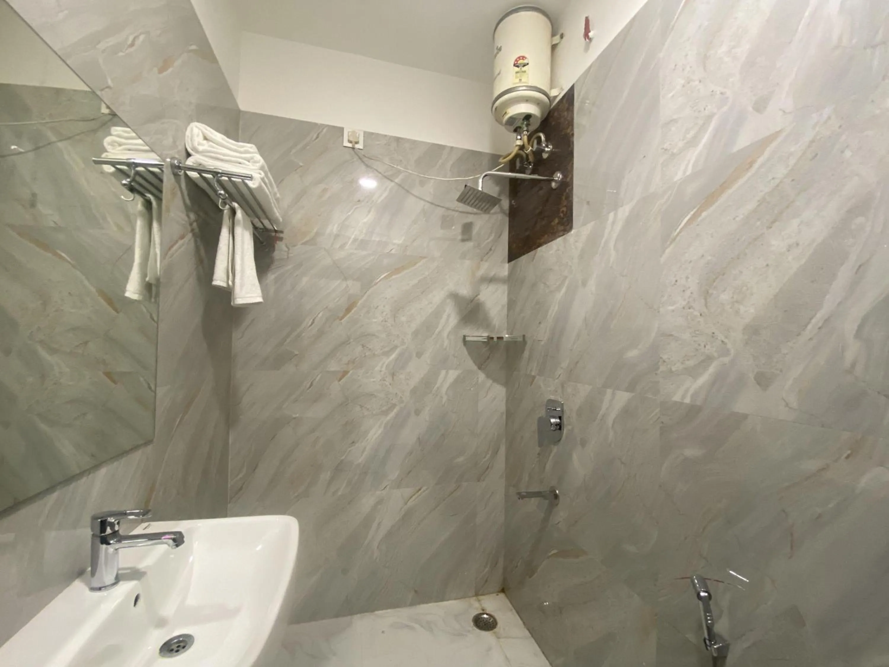 Shower in Hotel Darbar-E-Khas