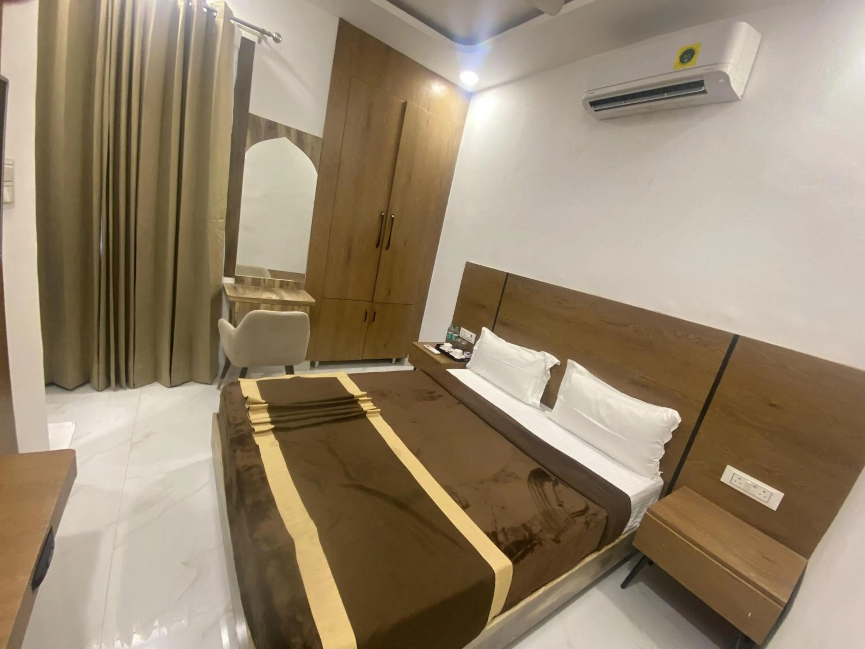 Bed in Hotel Darbar-E-Khas