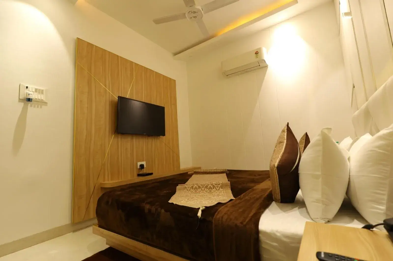 Bed in Hotel Darbar-E-Khas Bed in Hotel Darbar-E-Khas