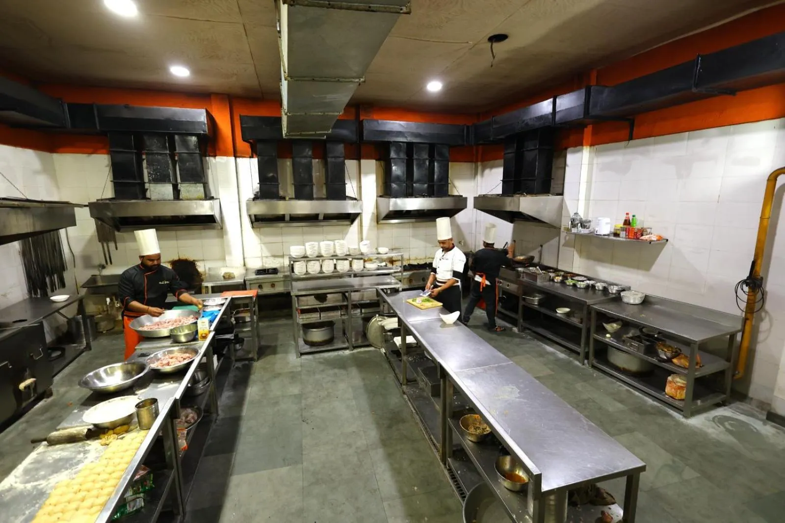 Kitchen or kitchenette in Hotel Darbar-E-Khas