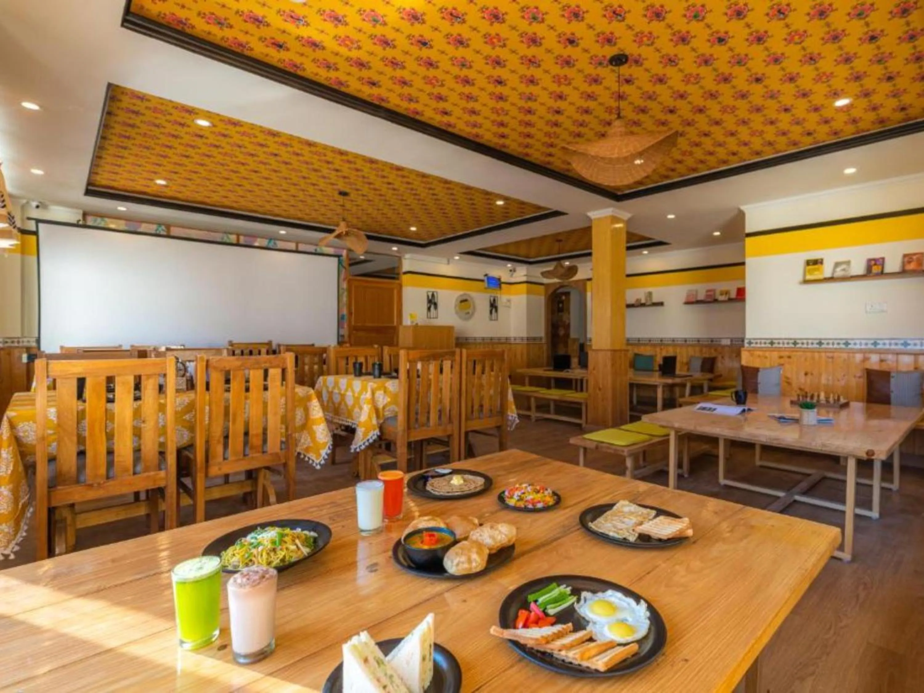 Restaurant/places to eat in The Hosteller Manali, Old Manali