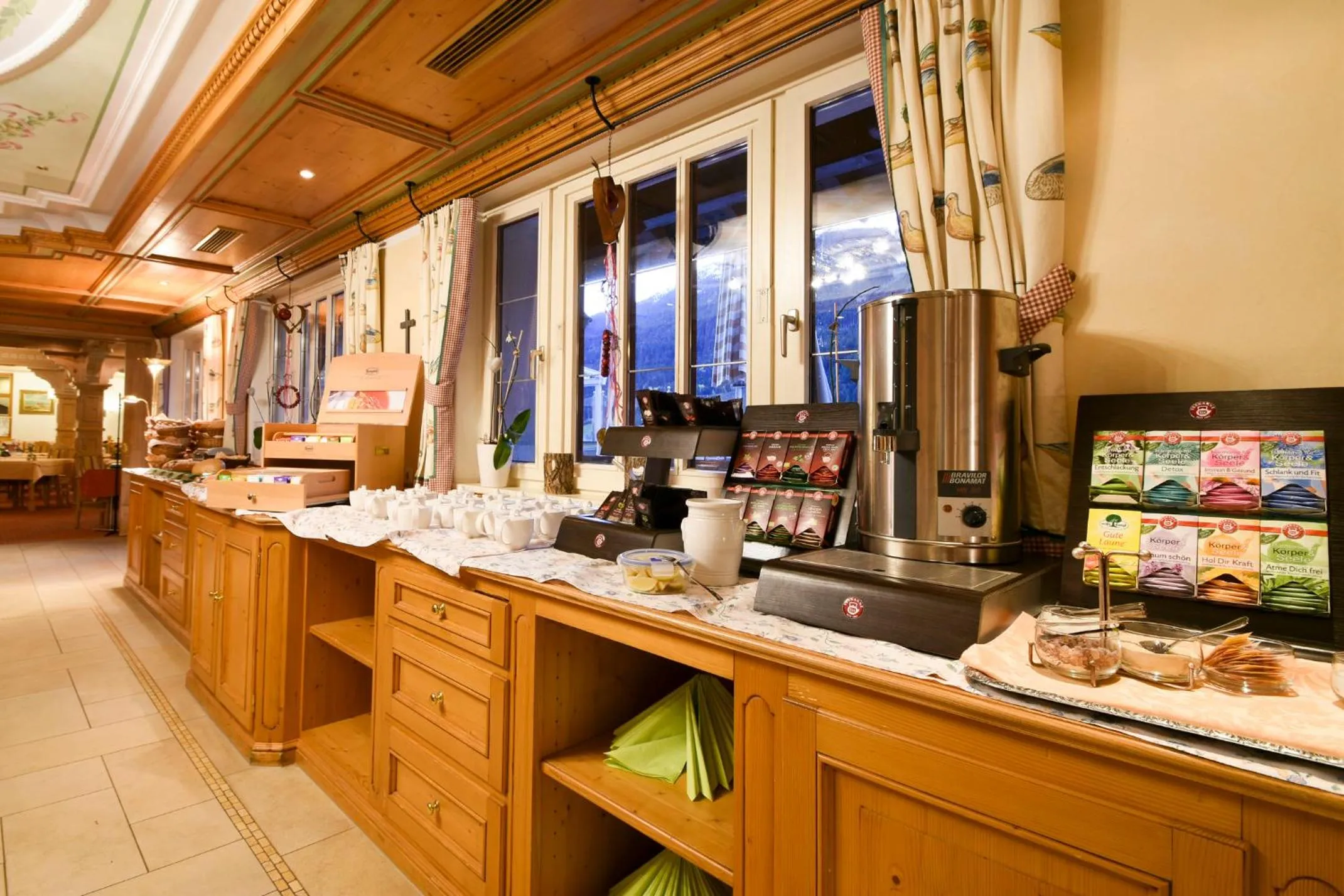 Buffet breakfast in Berg-Spa & Hotel Zamangspitze