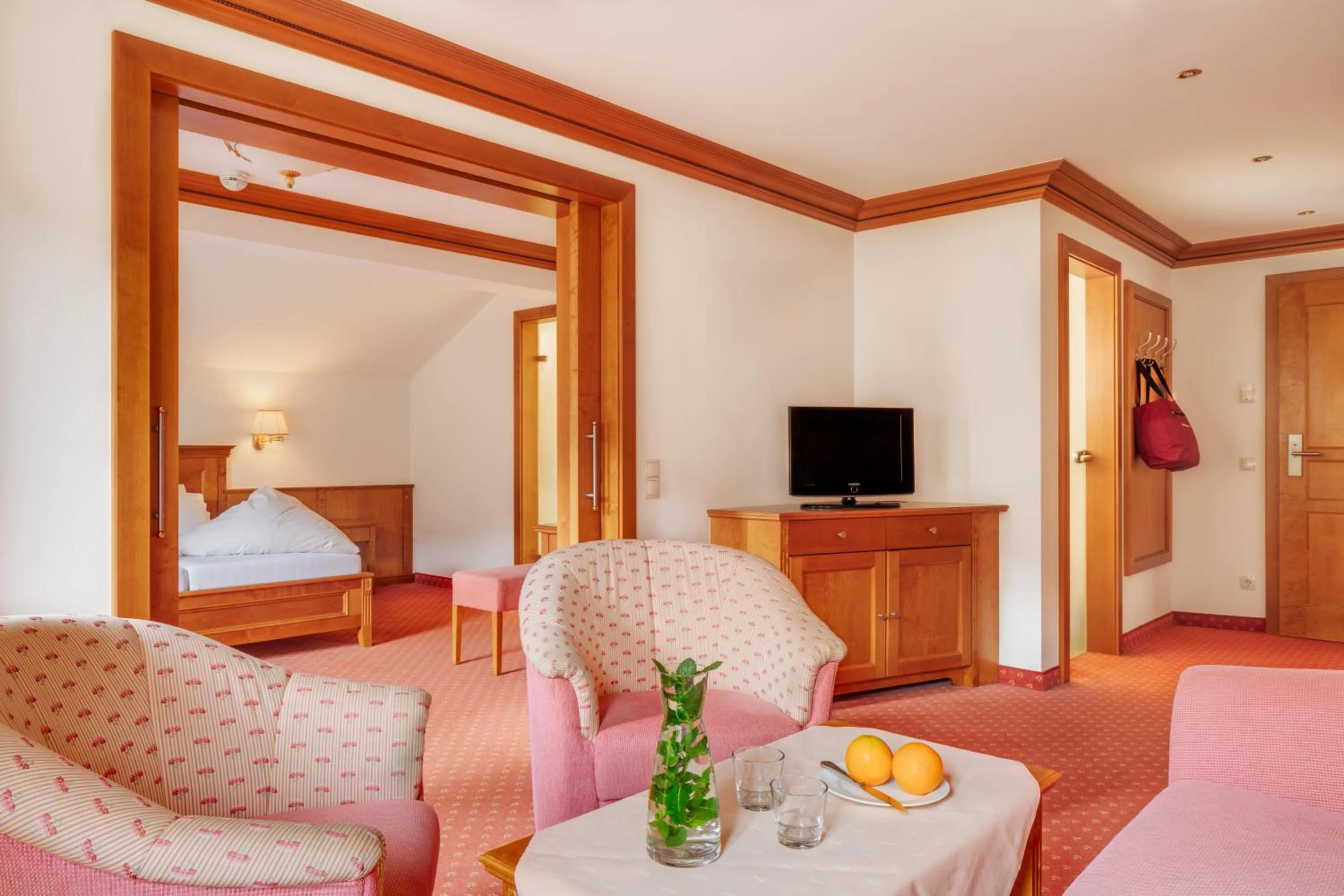 Living room, Bed in Berg-Spa & Hotel Zamangspitze