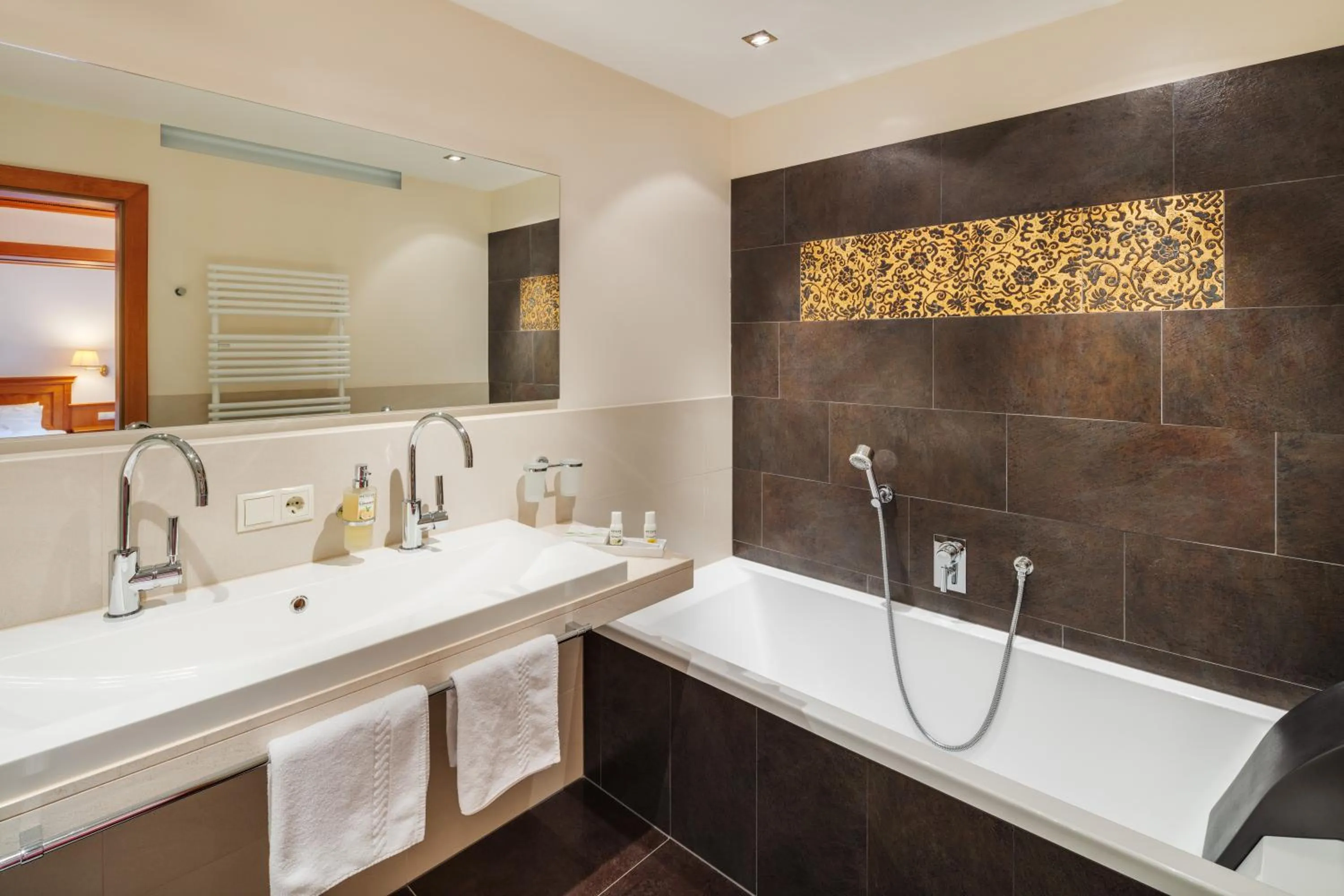 Bathroom in Berg-Spa & Hotel Zamangspitze