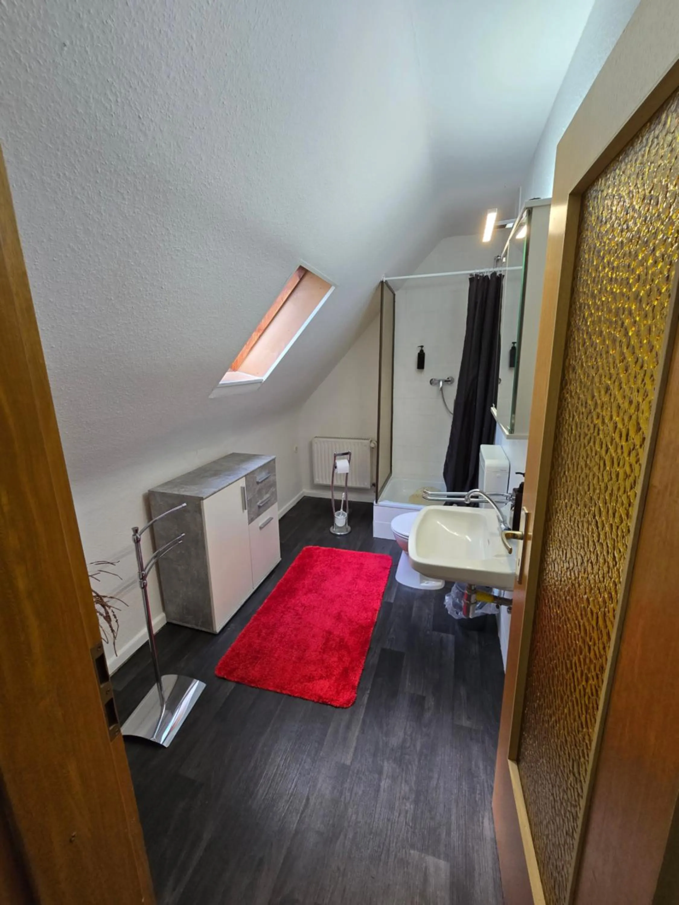Shower, Bed in Pension Hamburg