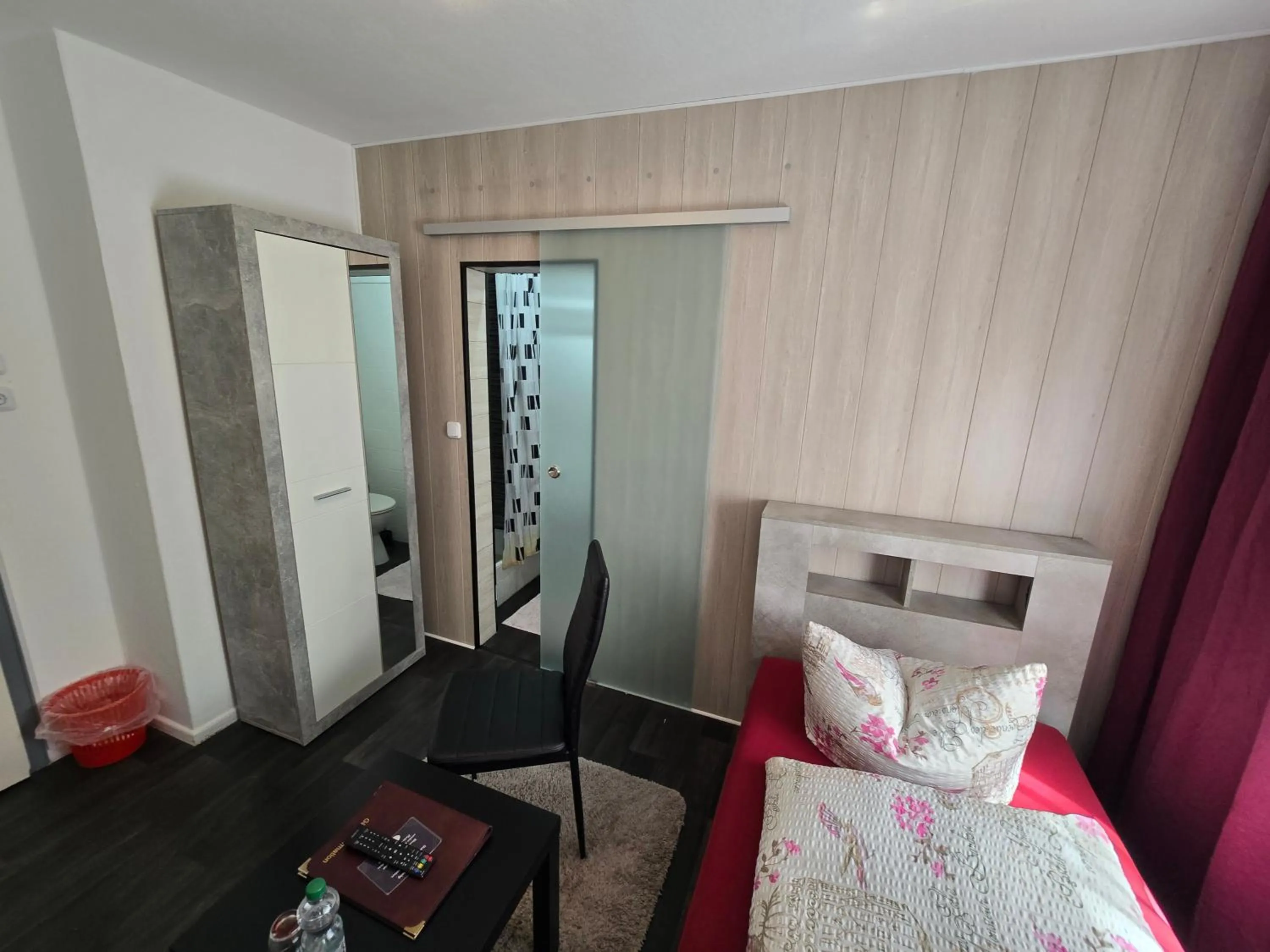 Shower, Bed in Pension Hamburg